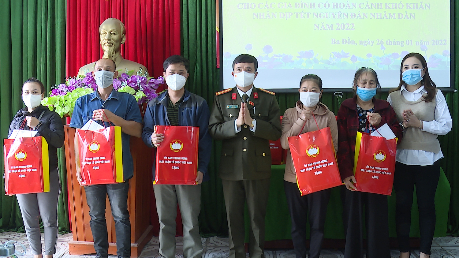 Đại tá Nguyễn Tiến Nam, Giám đốc Công an tỉnh Quảng Bình trao quà cho các gia đình có hoàn cảnh khó khăn nhân dịp tết Nguyên đán Nhâm Dần 2022.