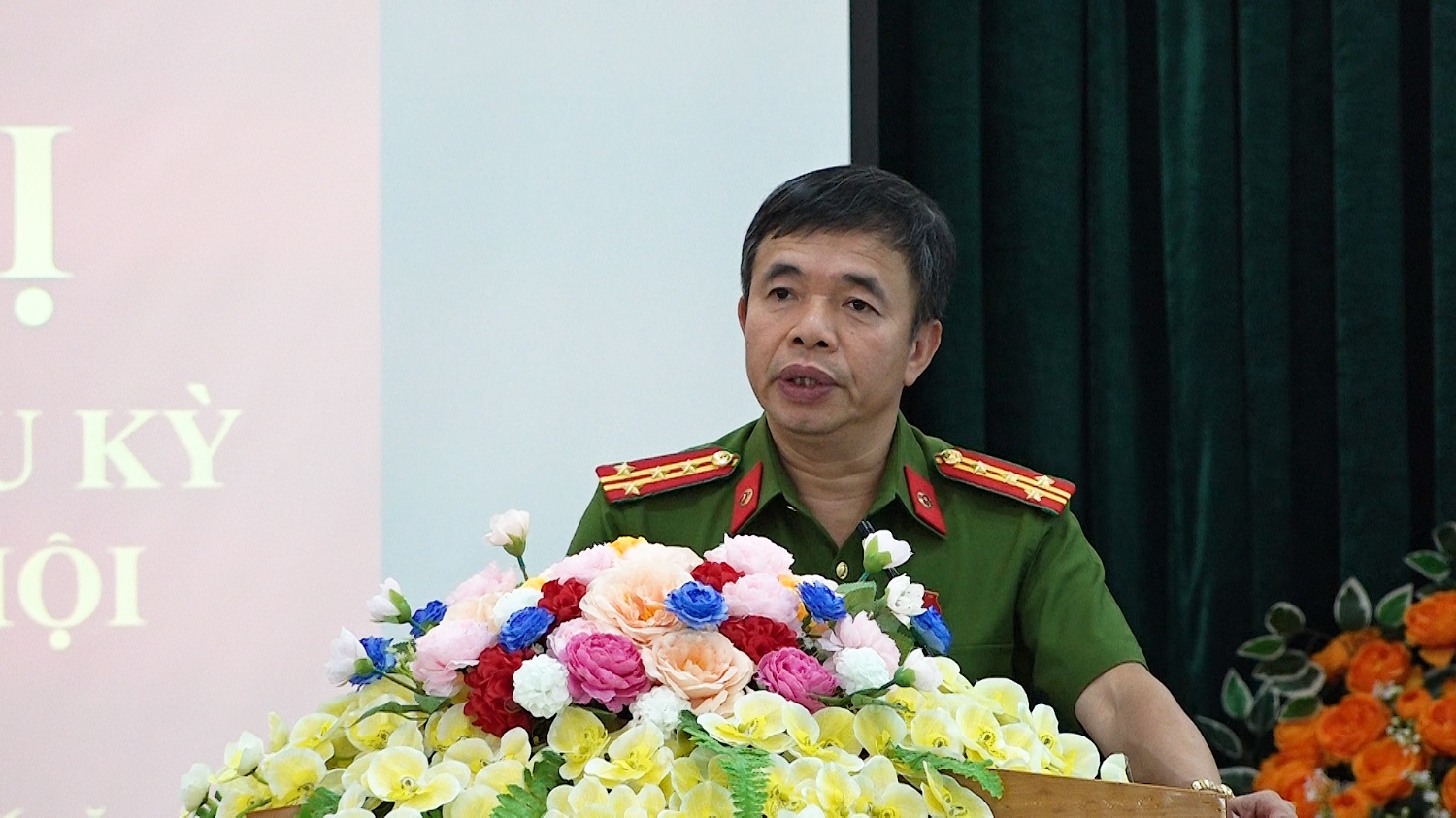 Đại tá Nguyễn Tiến Nam Viện trưởng Viện khoa học hình sự Bộ Công an đại biểu Quốc hội tỉnh Quảng Bình khóa XV giải đáp một số ý kiến tại buổi tiếp xúc