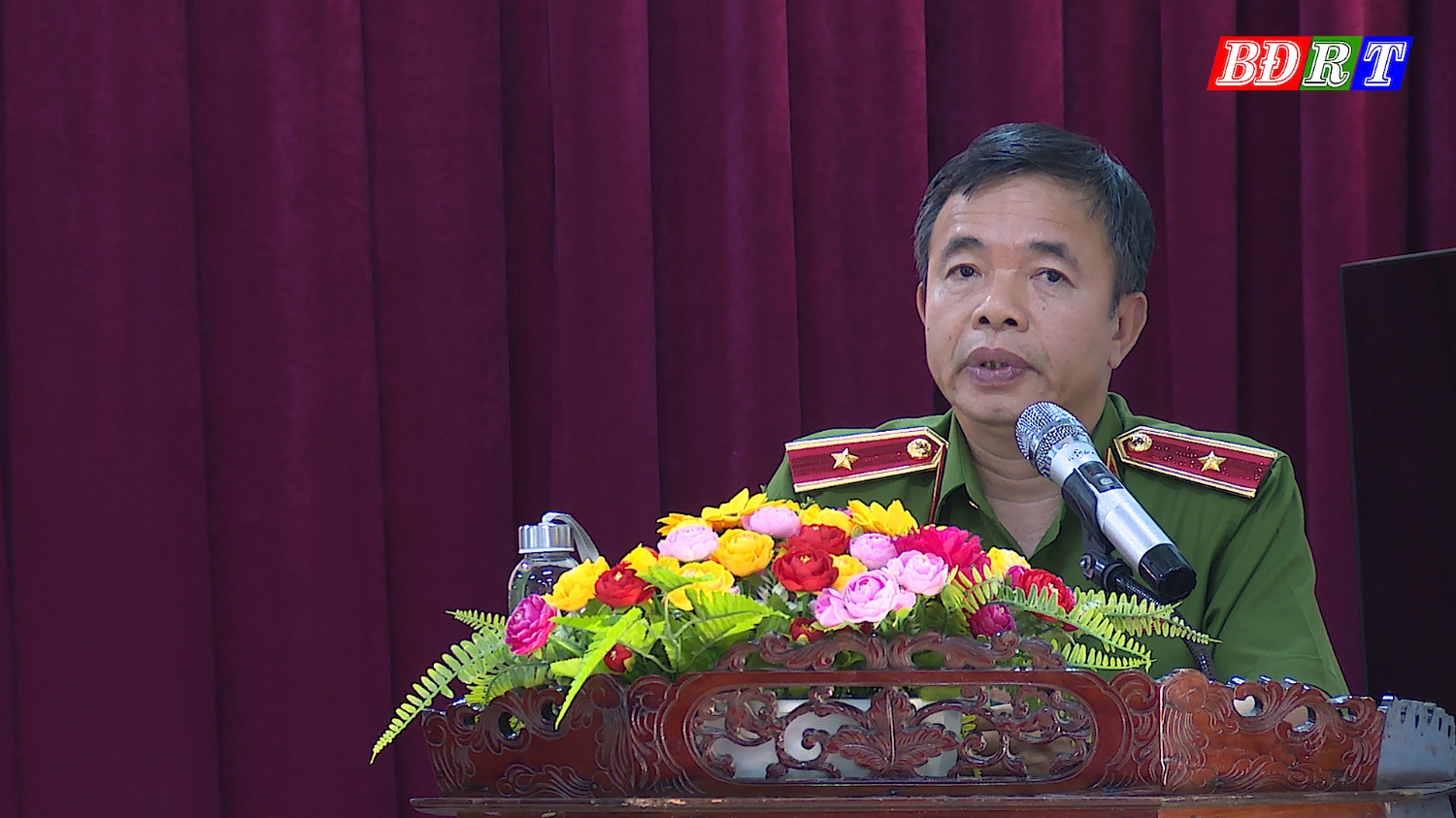 Đại tá Nguyễn Tiến Nam Viện trưởng Viện khoa học hình sự Bộ Công an giải đáp một số ý kiến tại buổi tiếp xúc