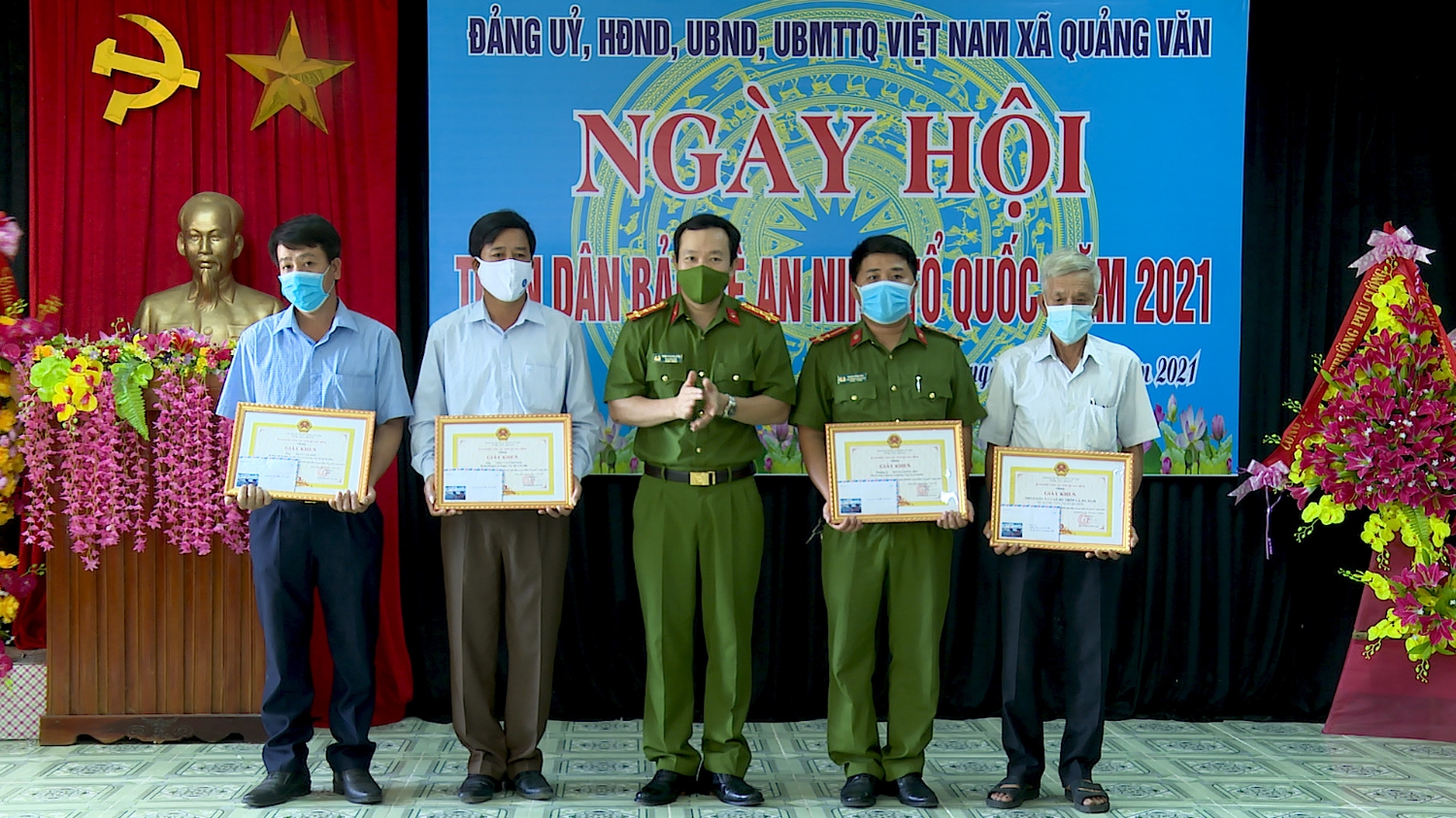 Đại tá Trần Quang Hiếu, Phó giám đốc Công an tỉnh Quảng Bình tặng giấy khen cho 1 tập thể và 3 cá nhân có thành tich tổ chức điểm Ngày hội toàn dân bảo vệ ANTQ năm 2021