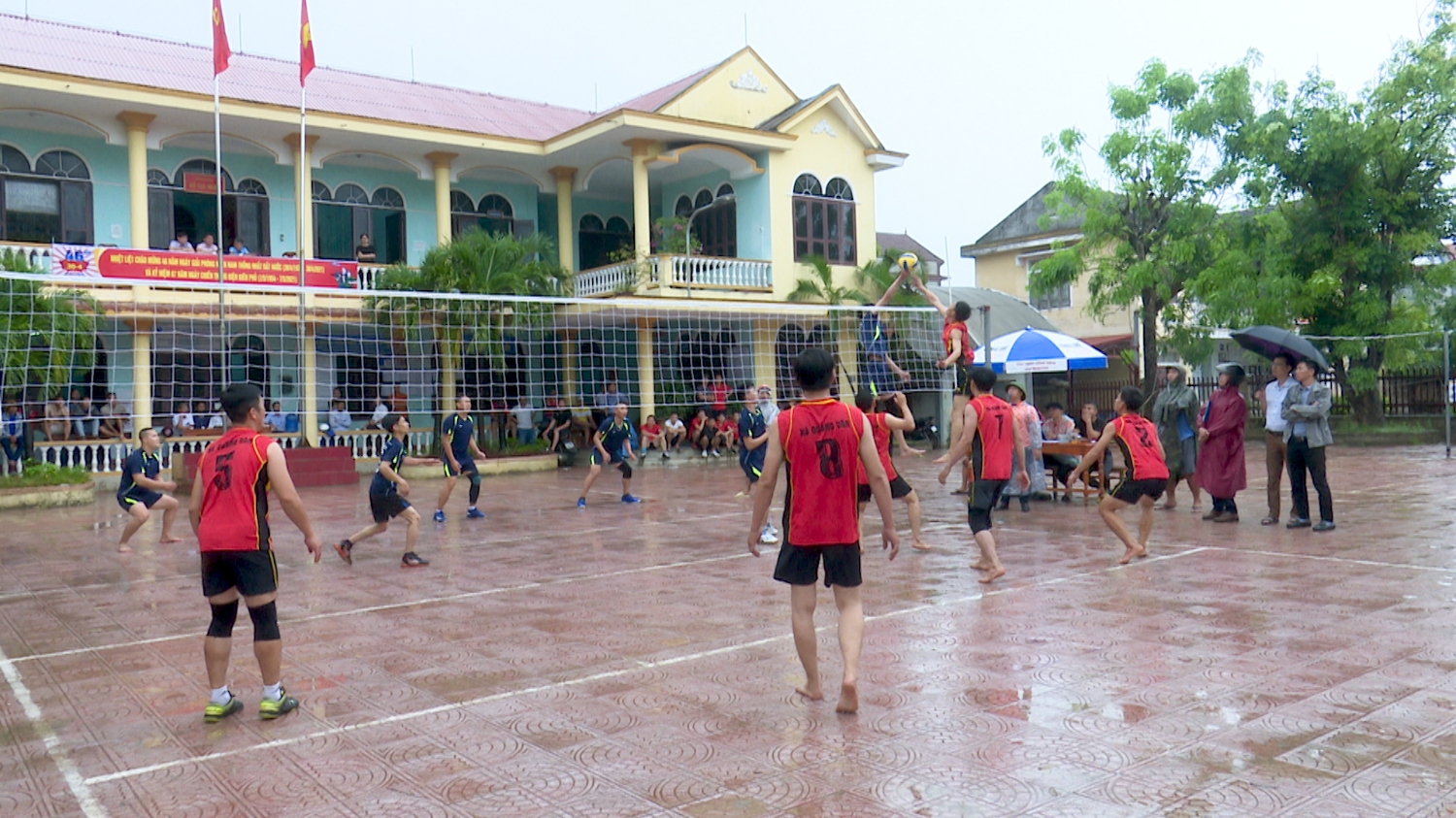 Đánh bóng chuyền tại xã Quảng Hòa