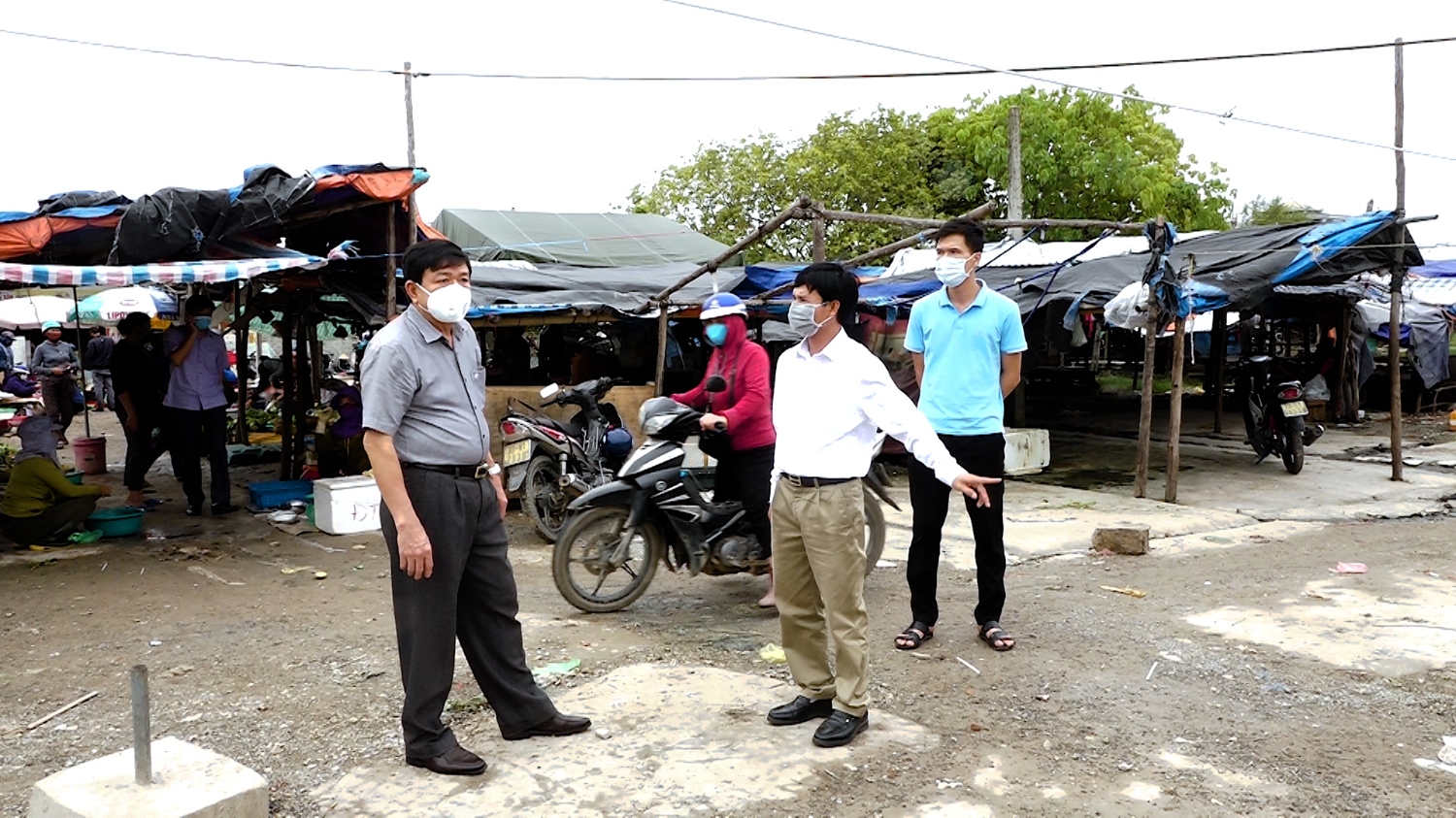 Đồng chí Đoàn Minh Thọ- PBT Thị ủy, Chủ tịch UBND thị xã đã đến thăm và kiểm tra tình hình phòng, chống dịch bệnh Covid- 19 tại Chợ Ba Đồn.