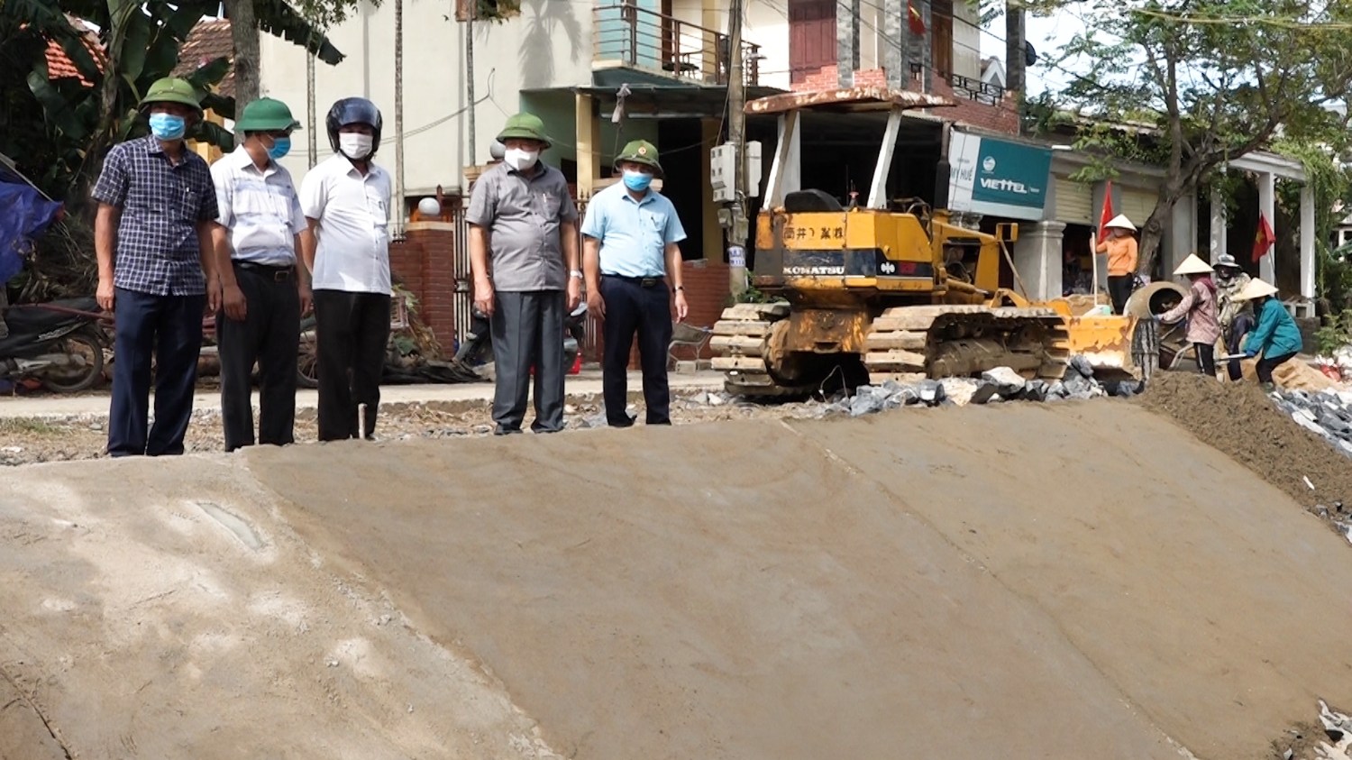 Đồng chí Đoàn Minh Thọ- Phó Bí thư thị ủy, Chủ tịch UBND thị xã kiểm tra công trình chống ngập lụt tại xã Quảng Hải.