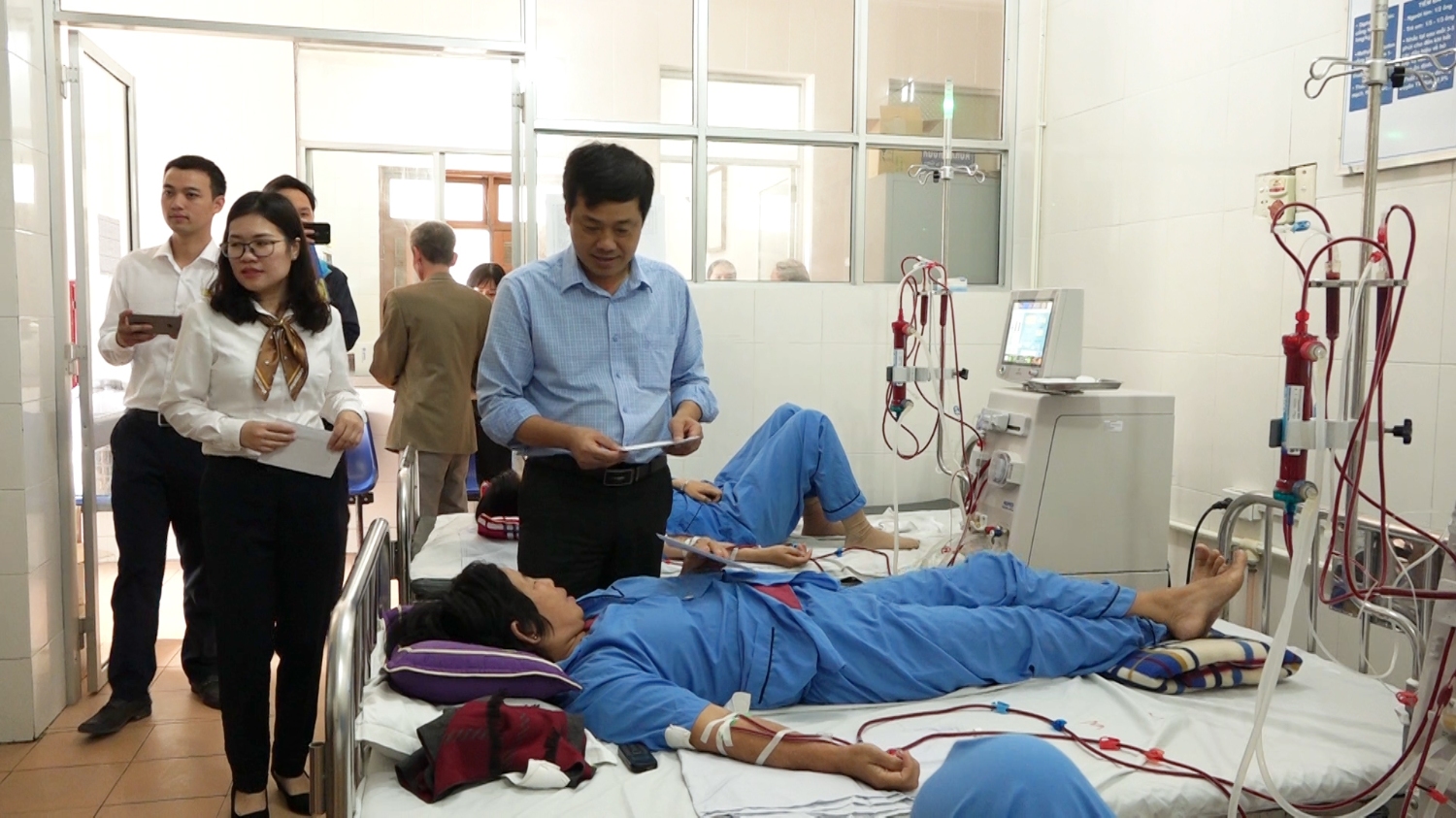 Hội Chữ thập đỏ thị xã Ba Đồn thăm, tặng quà Tết cho các bệnh nhân chạy thận tại Bệnh viên Đa khoa khu vực Bắc Quảng Bình.