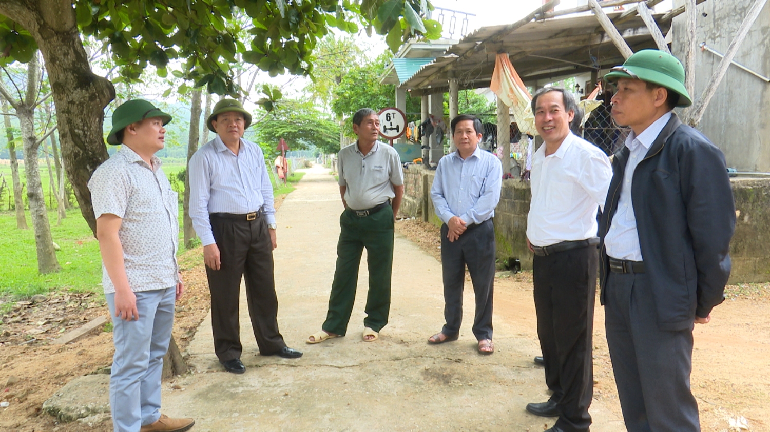 Đồng chí Chủ tịch UBND thị xã kiểm tra tình hình đời sống của nhân dân tại xã Quảng Sơn.