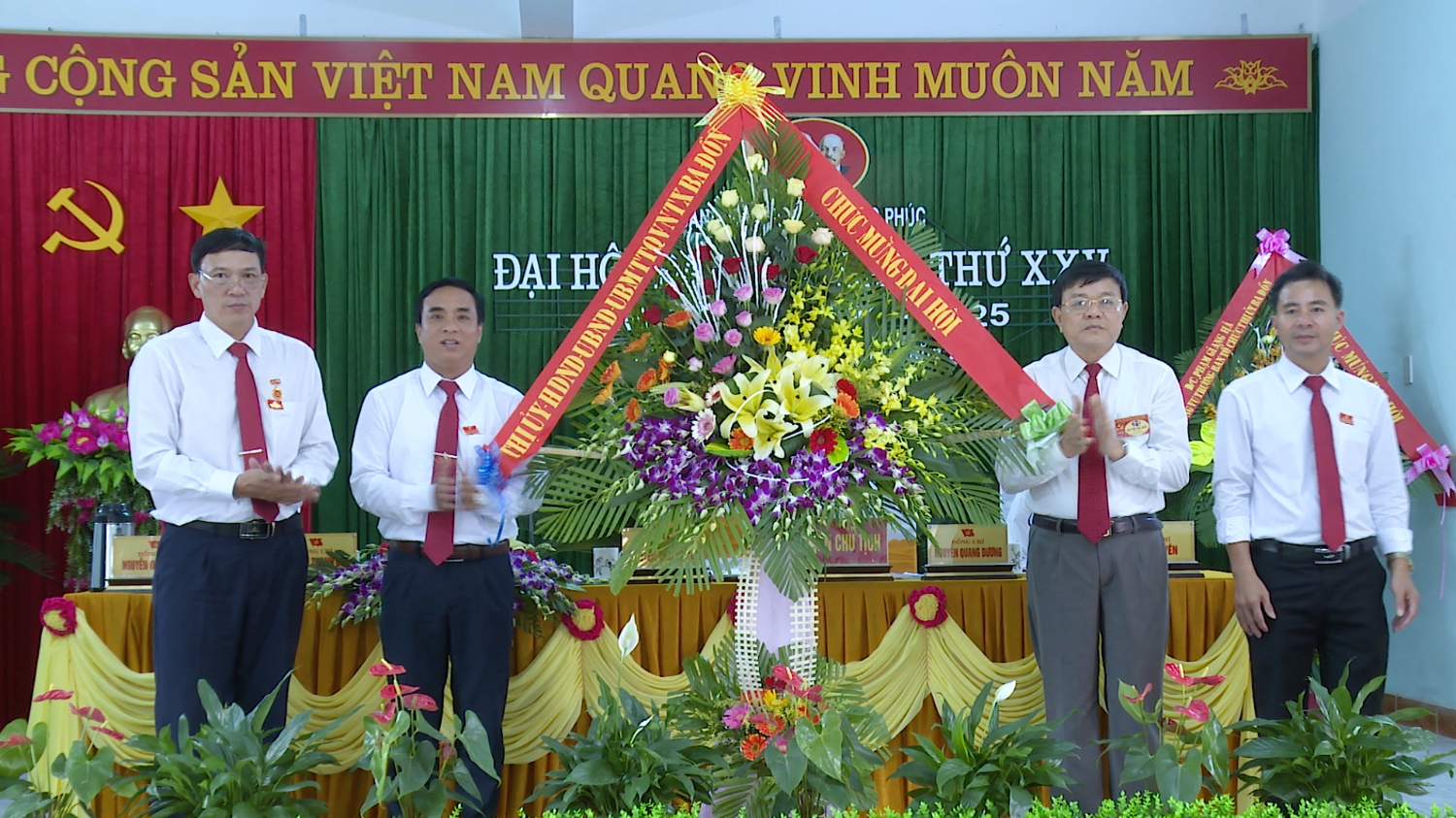 Đồng chí Đoàn Minh Thọ- Phó bí thư Thị ủy- Chủ tịch UBND thị xã Ba Đồn tặng hoa chúc mừng Đại hội.