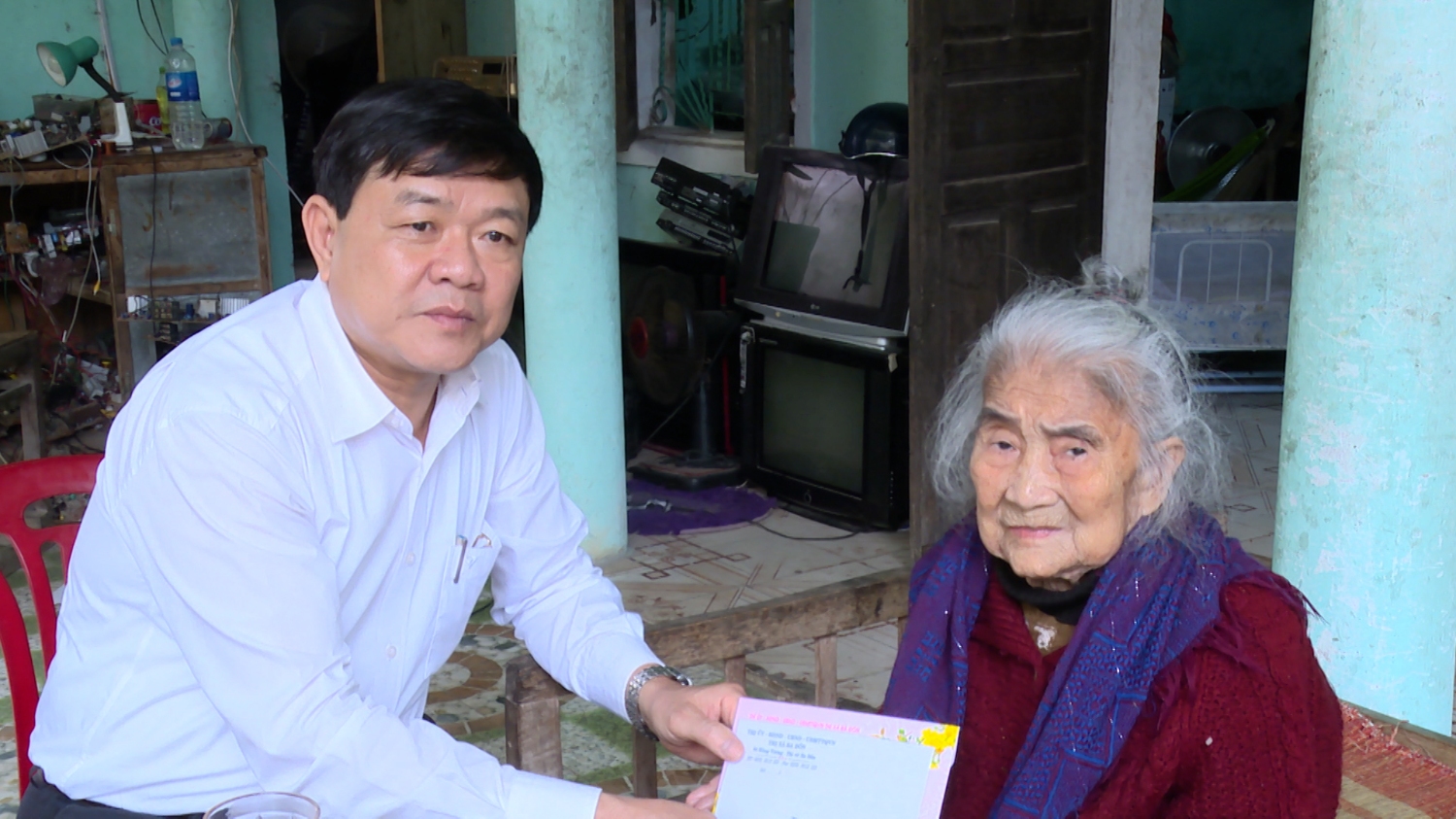 Đồng chí Chủ tịch UBND thị xã thăm hỏi, tặng quà Mẹ Việt Nam Anh hùng Nguyễn Thị Nậy.