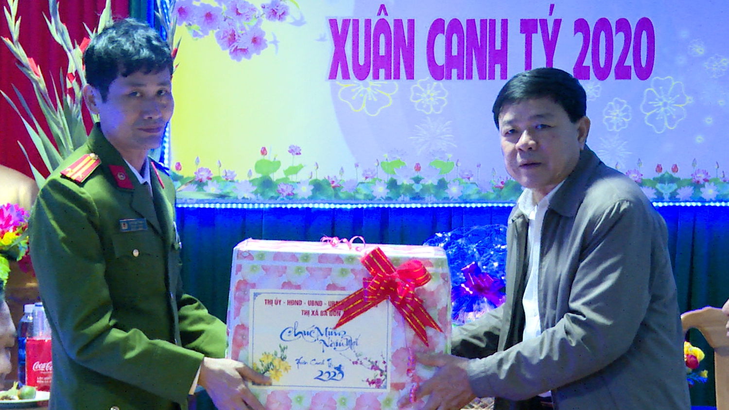 Đồng chí Đoàn Minh Thọ-Phó Bí thư Thị ủy-Chủ tịch UBND thị xã thăm, tặng quà cho cán bộ, chiến sĩ, nhân viên Đội Cảnh sát PCCC Bắc Quảng Bình