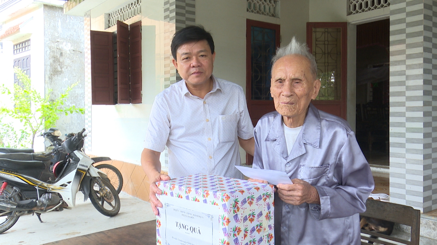 Đồng chí Đoàn Minh Thọ- UVTV Thị ủy-Trưởng Ban Dân vận Thị ủy Ba Đồn thăm, tặng quà cho người có công, gia đình chính sách.