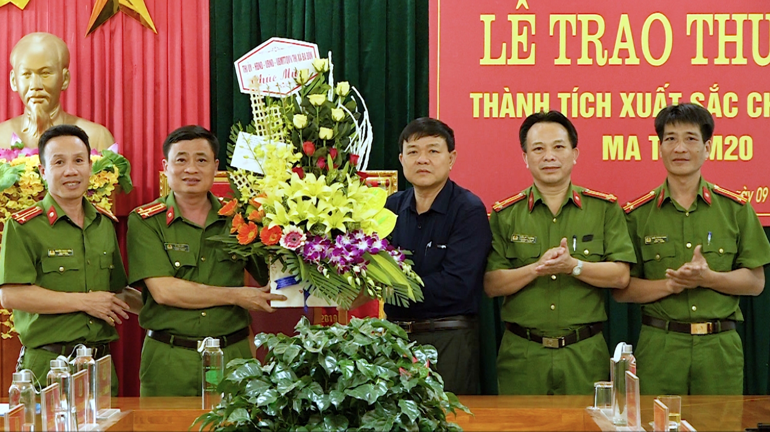 Đồng chí Chủ tịch UBND thị xã Ba Đồn tặng hoa chúc mừng lực lượng Công an thị xã Ba Đồn.