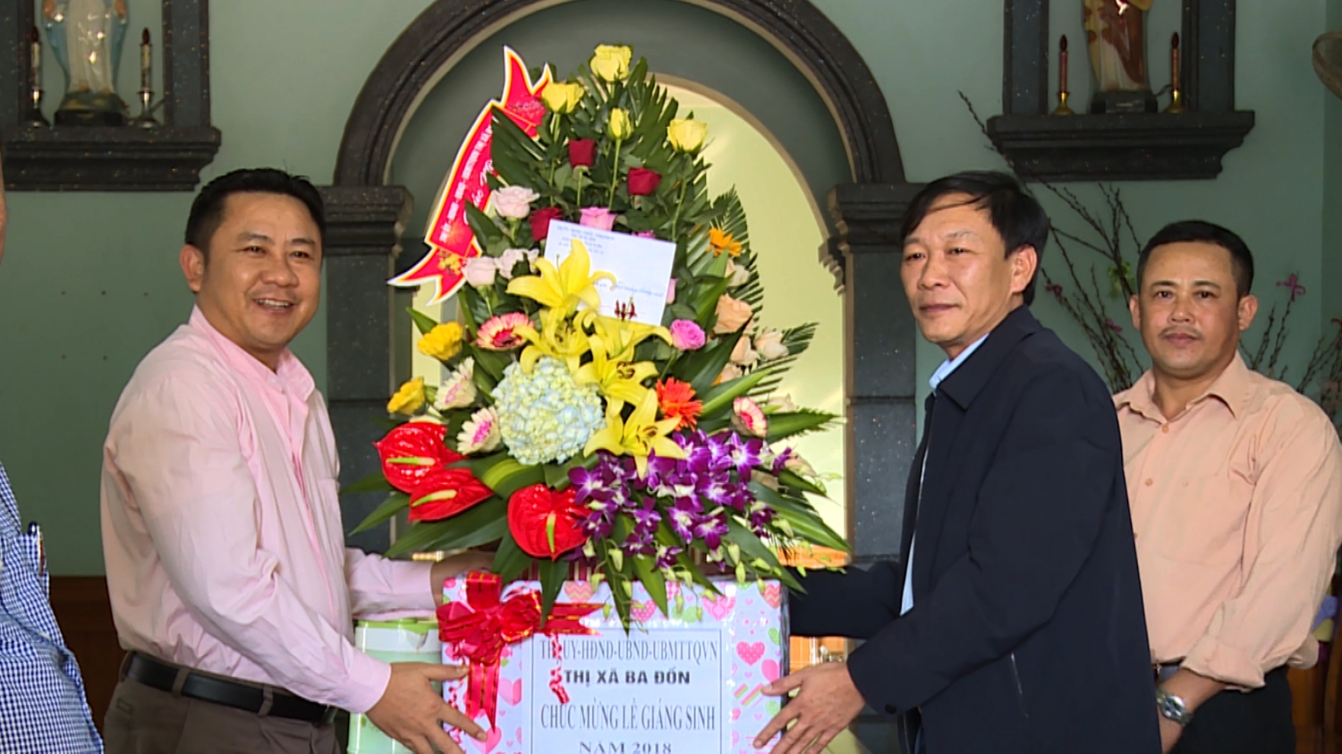 Đồng chí Nguyễn An Bình–UVTV Thị ủy- CT.UBMTTQVN thị xã thăm và tặng quà nhân dịp lễ Giáng sinh 2018