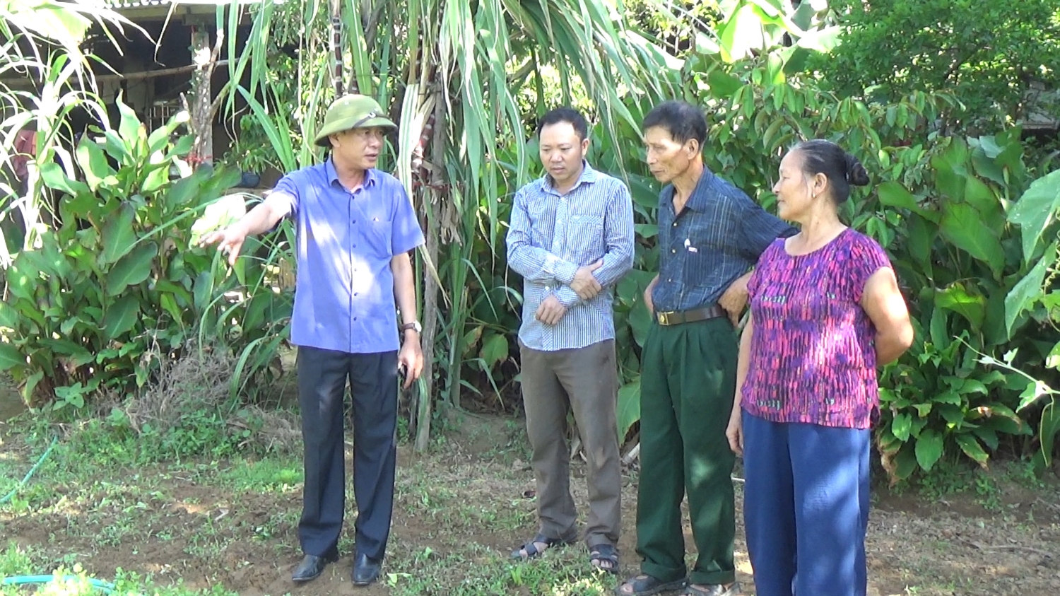 Đồng chí Nguyễn An Bình- Chủ tịch Ủy ban MTTQVN thị xã và chính quyền địa phương vận động người dân hiến đất để làm đường giao thông.