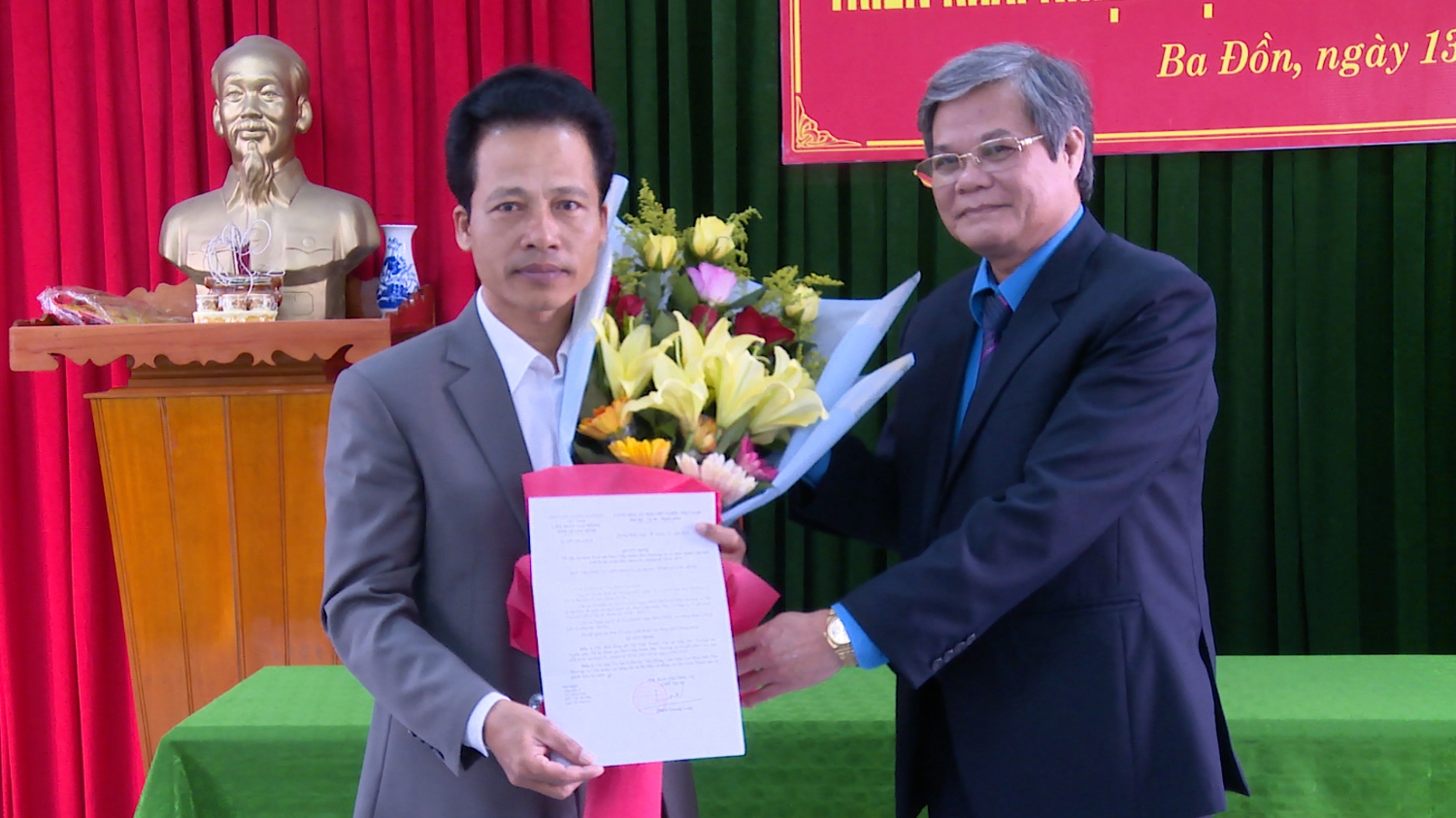 Đồng chí Nguyễn Xuân Toàn, PCT LĐLĐ tỉnh công bố và trao quyết định cho đồng chí Dư Vĩnh Thành giữ chức Chủ tịch LĐLĐ thị xã.