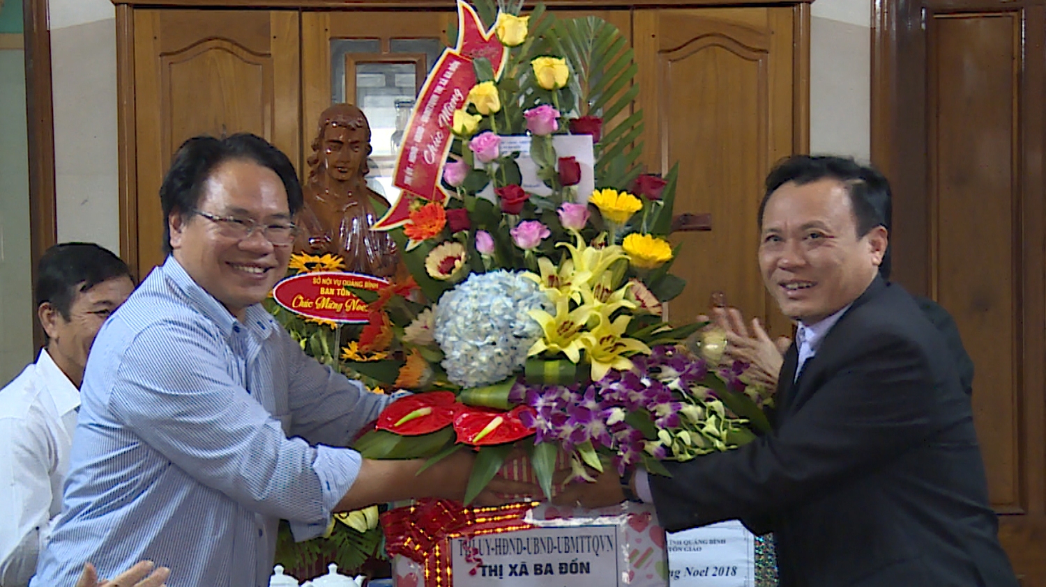 Đ/c Phạm Duy Quang- Phó Bí thư Thường trựcThị ủy thăm, tặng quà tại giáo xứ Văn Phú, xã Quảng Văn