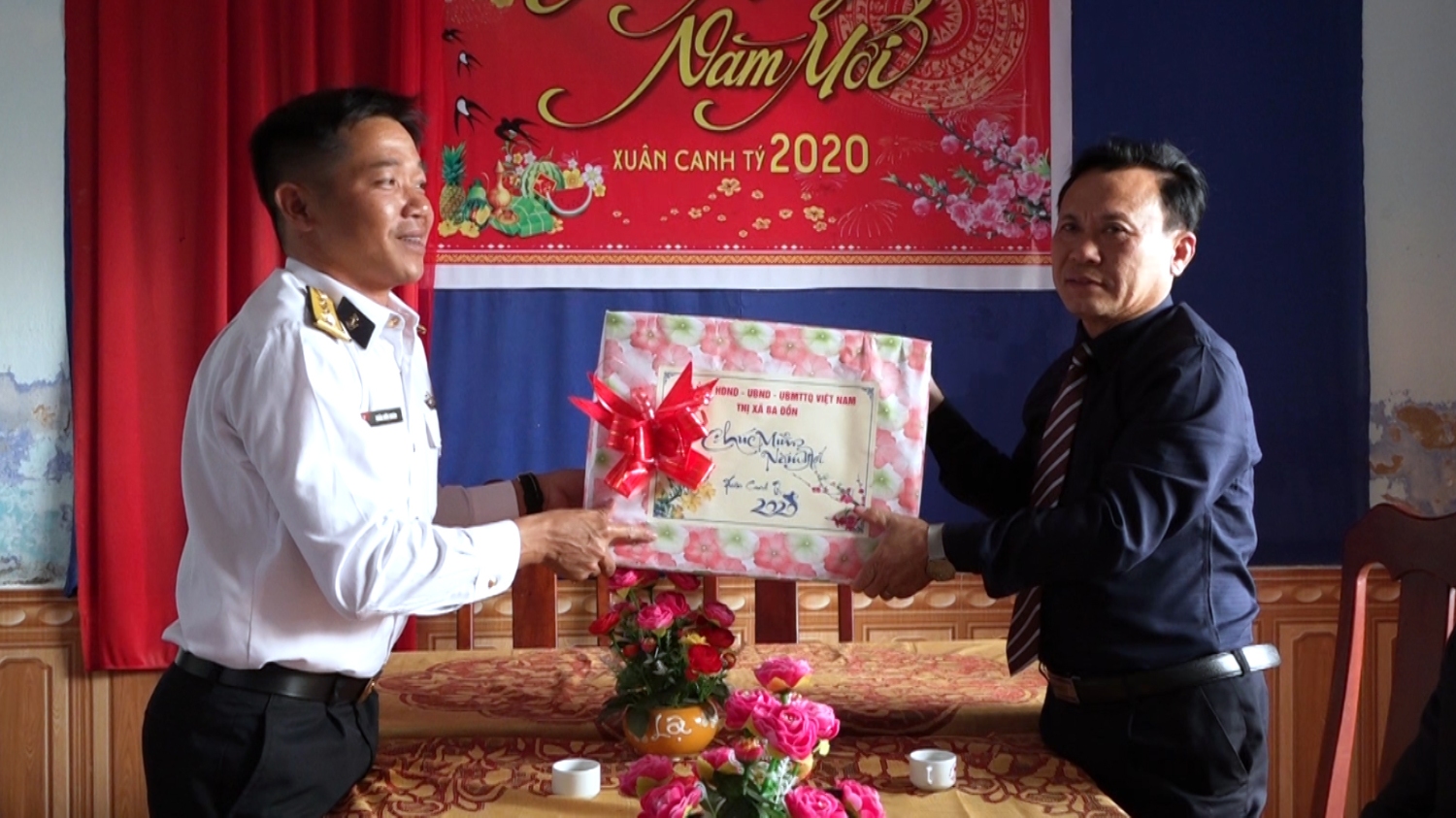 Đồng chí Phạm Duy Quang- Phó Bí thư Thường trực thị ủy, Chủ tịch HĐND thị xã thăm các đơn vị trực tết Nguyên đán Canh Tý 2020.