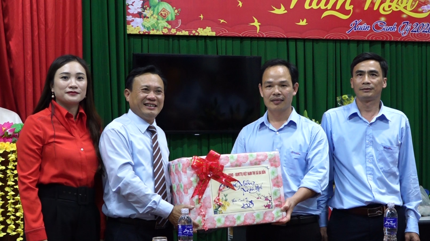 Đồng chí Phạm Duy Quang- Phó Bí thư Thường trực Thị ủy, Chủ tịch HĐND thị xã thăm, tặng quà cho cán bộ, nhân viên Chi nhánh điện Quảng Trạch.