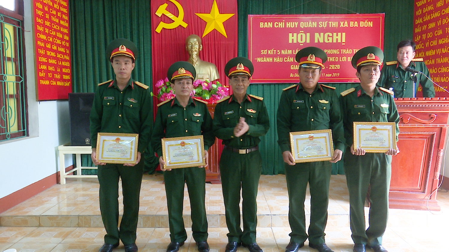 DC Pham Ngoc Ninh tang giay khen cho 4 dc thuc hien tot phong trao nganh hau can lam theo loi Bac Ho day