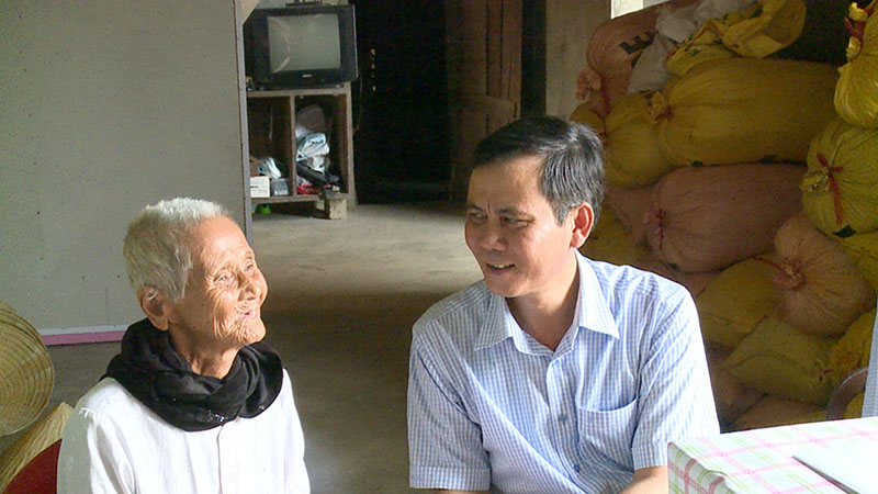 Đồng chí Trần Thắng-UVTV Tỉnh ủy-Bí thư Thị ủy-Chủ tịch HĐND thị xã thăm và tặng quà Mẹ Việt Nam Anh hùng Phan Thị Dét