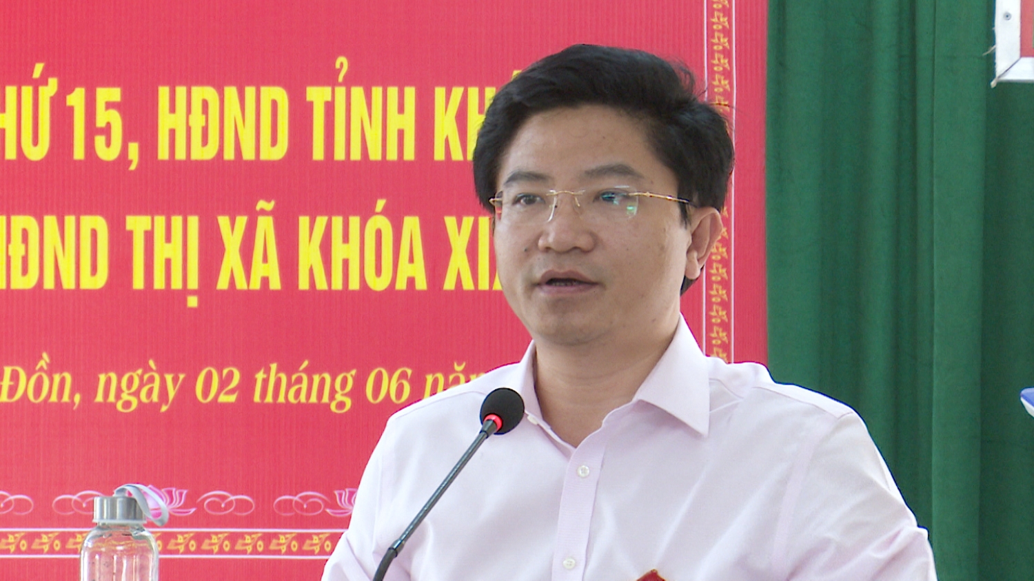 Ông Trương An Ninh UVTV Tỉnh ủy, Bí thư Thị ủy Ba Đồn phát biểu tại buổi tiếp xúc cử tri.