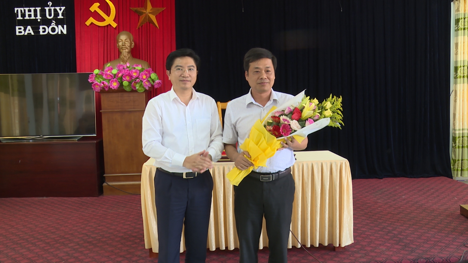 Đồng chí Trương An Ninh-UVTV Tỉnh ủy- Bí thư Thị ủy Ba Đồn tặng hoa chúc mừng.