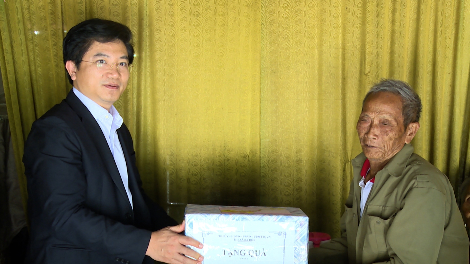 Đồng chí Trương An Ninh-UVTV Tỉnh ủy-Bí thư Thị ủy Ba Đồn thăm, tặng quà tết cho gia đình chính sách nhân dịp tết Nguyên đán Canh Tý 2020.