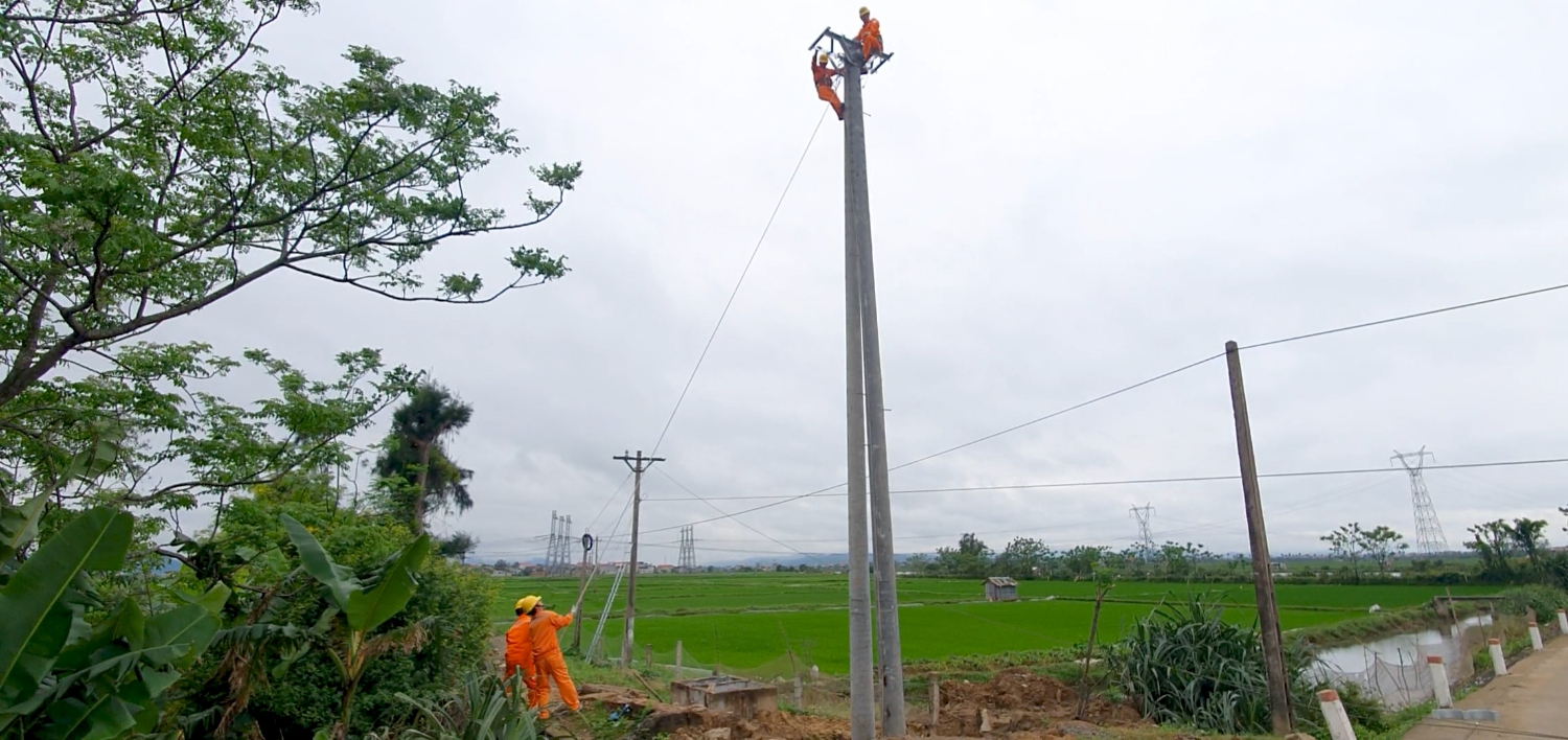 Điện lực Quảng Trạch lắp hệ thống đường điện tại xã Quảng Văn