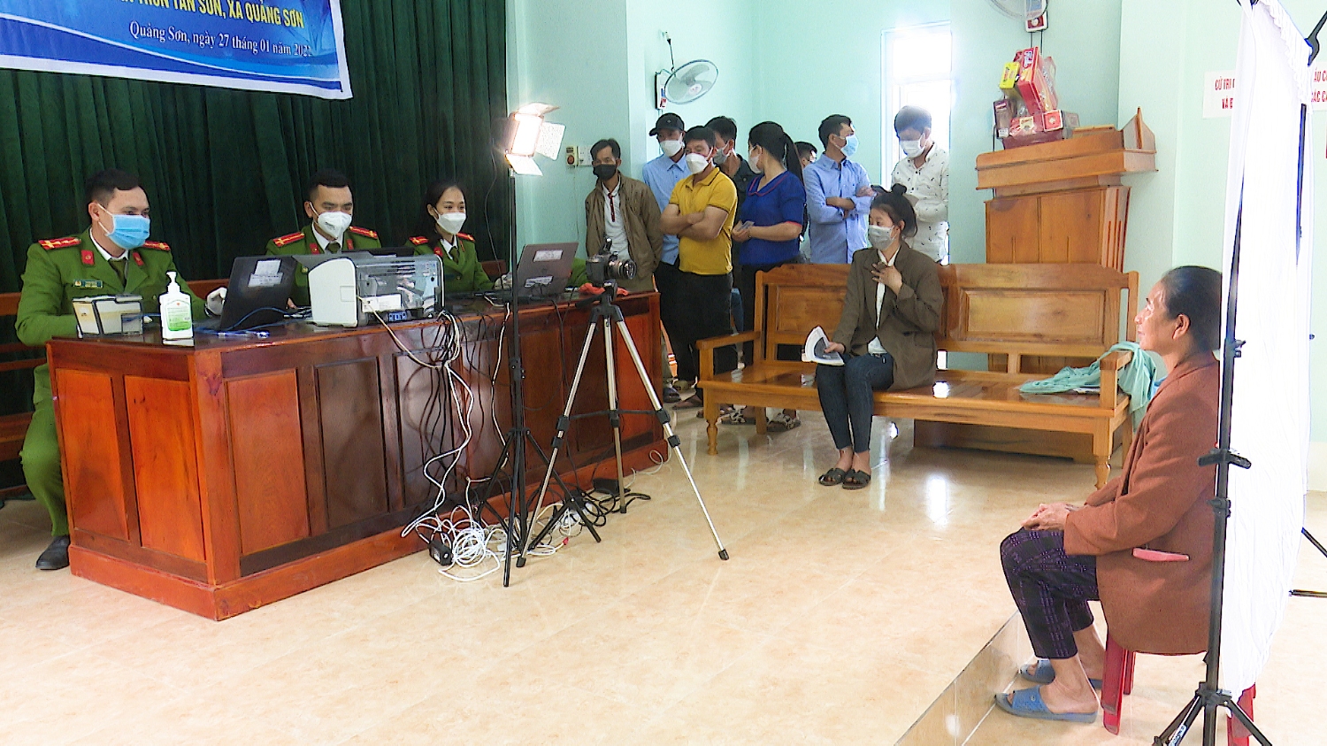 Đoàn cơ sở Công an thị xã hỗ trợ người dân làm căn cước công dân có gắn chíp điện tử tại thôn Tân Sơn, xã Quảng Sơn