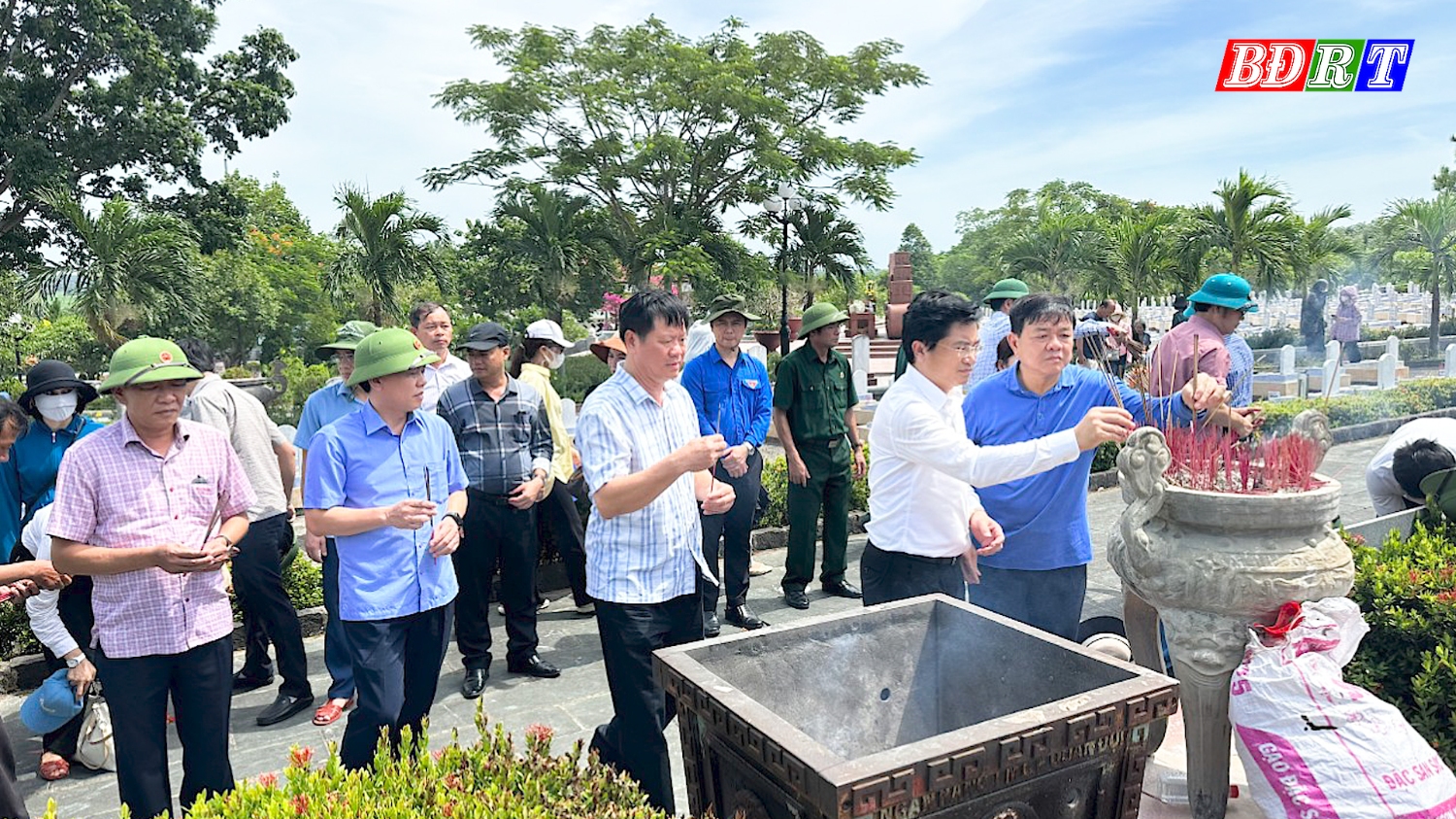 Đoàn công tác của thị xã Ba Đồn viếng hương tại Nghĩa trang liệt sĩ Quốc gia Đường 9