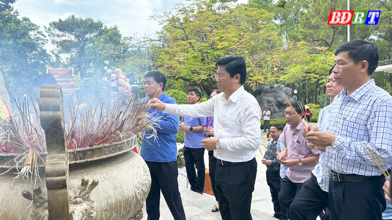 Đoàn công tác dâng hương tưởng nhớ các Anh hùng, Liệt sĩ tại Nghĩa trang liệt sĩ Quốc gia Trường Sơn