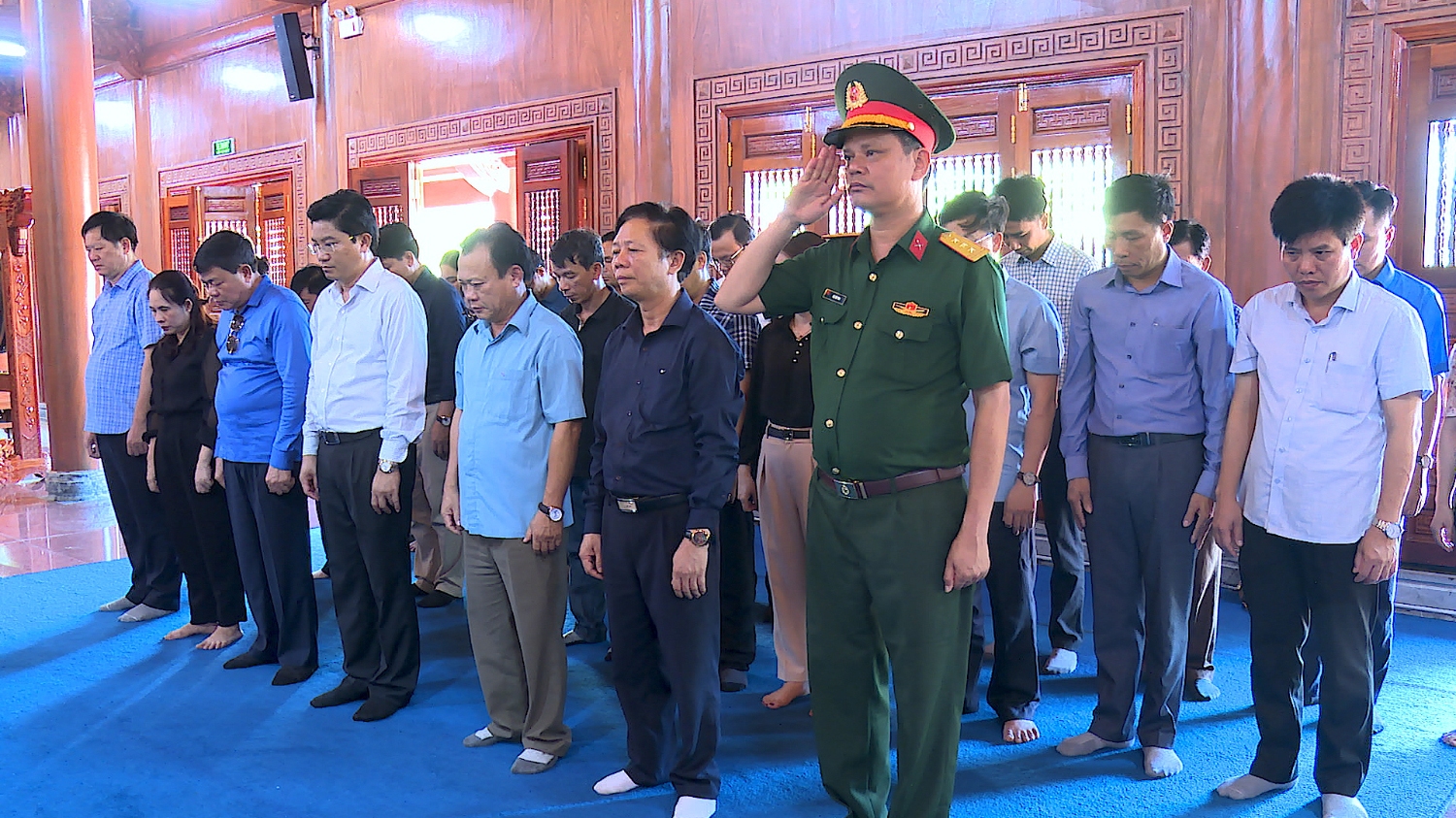 Đoàn công tác thị xã Ba Đồn dành 1 phút mặc niệm trước hương hồn các Anh hùng, Liệt sỹ tại Đền thờ Bác Hồ và các anh hùng liệt sĩ Quảng Bình