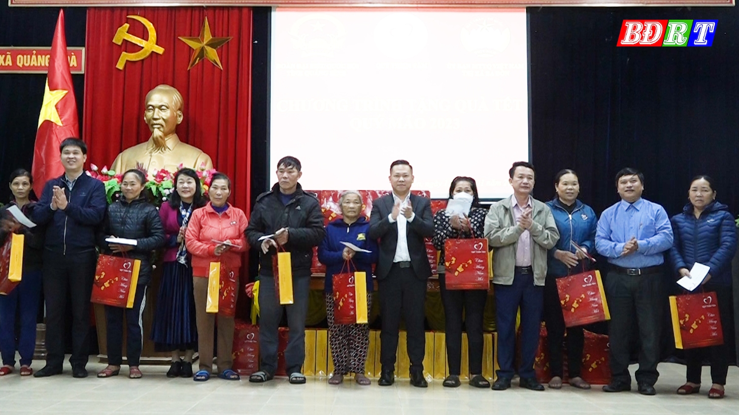 Đoàn đại biểu Quốc hội tỉnh phối hợp với Quỹ Thiện tâm (Tập đoàn Vingroup) trao quà tại thị xã Ba Đồn.