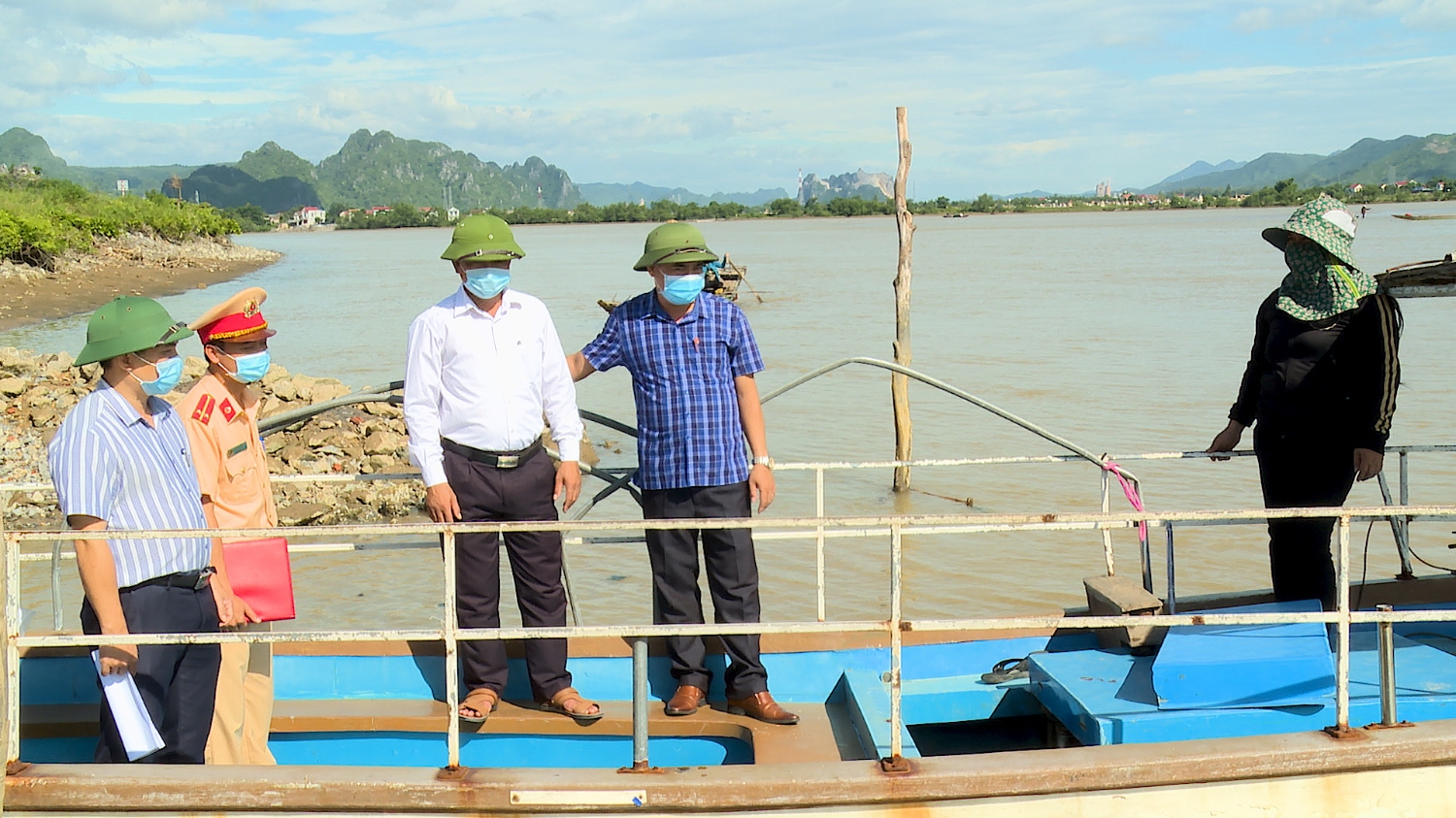 Đoàn kiểm tra liên ngành kiểm tra bến đò Tiên Xuân, Trường Thọ (xã Quảng Tiên).