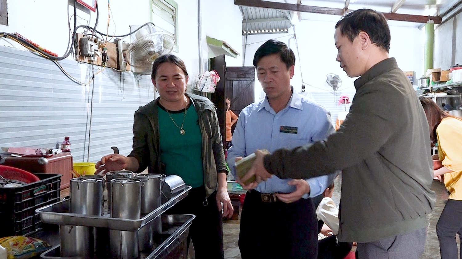 Đoàn Liên ngành an toàn thực phẩm thị xã kiểm tra tại cơ sở sản xuất nem, chả của Bà Trần Thị Minh, phường Quảng Long.