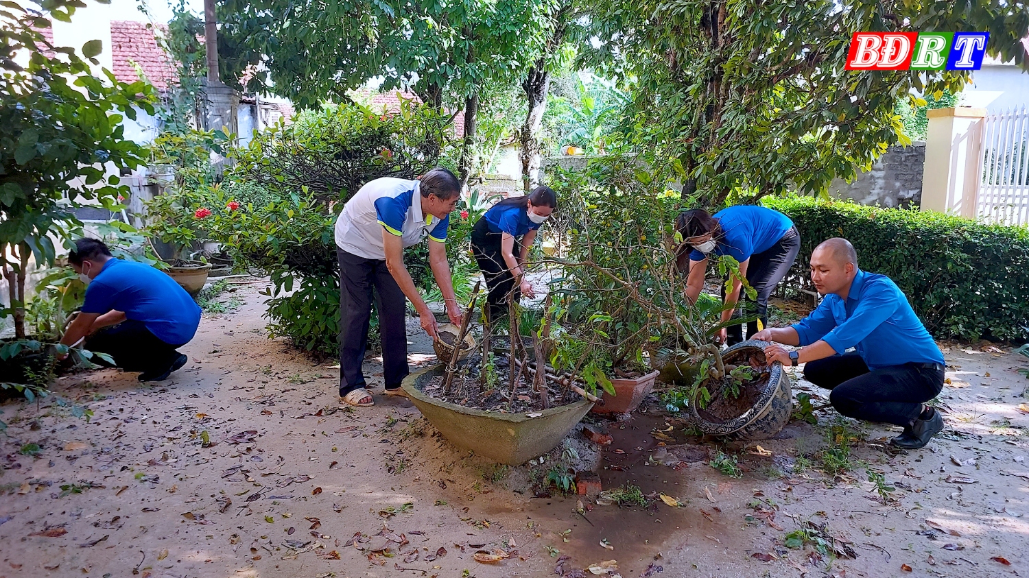 Đoàn phường Ba Đồn phối hợp với người dân dọn dẹp vệ sinh môi trường