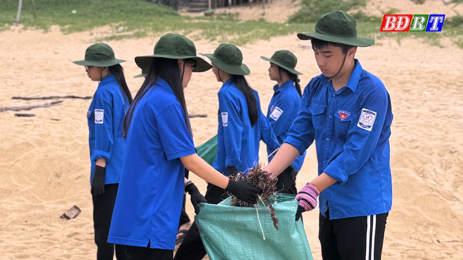 Đoàn thanh niên chung tay làm sạch biển tại phường Quảng Thọ
