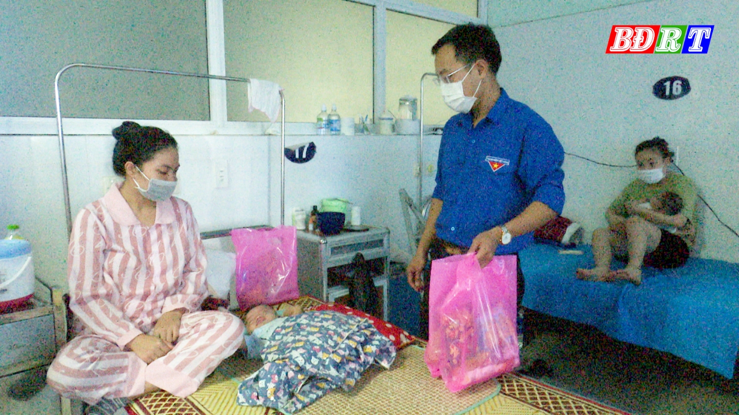 Đoàn Thanh niên Cơ quan Chính quyền thị xã Ba Đồn trao quà trung thu cho các em nhỏ ở khoa nhi bệnh viện Đa khoa khu vực Bắc Quảng Bình.