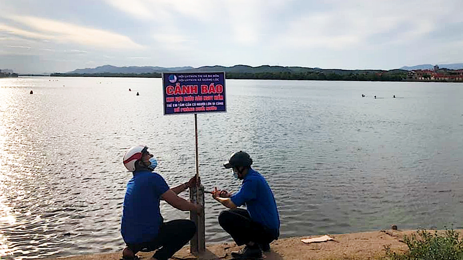 Đoàn thanh niên xã Quảng Lộc cắm biển cảnh báo đuối nước tại các khu vực có nguy cơ đuối nước cao