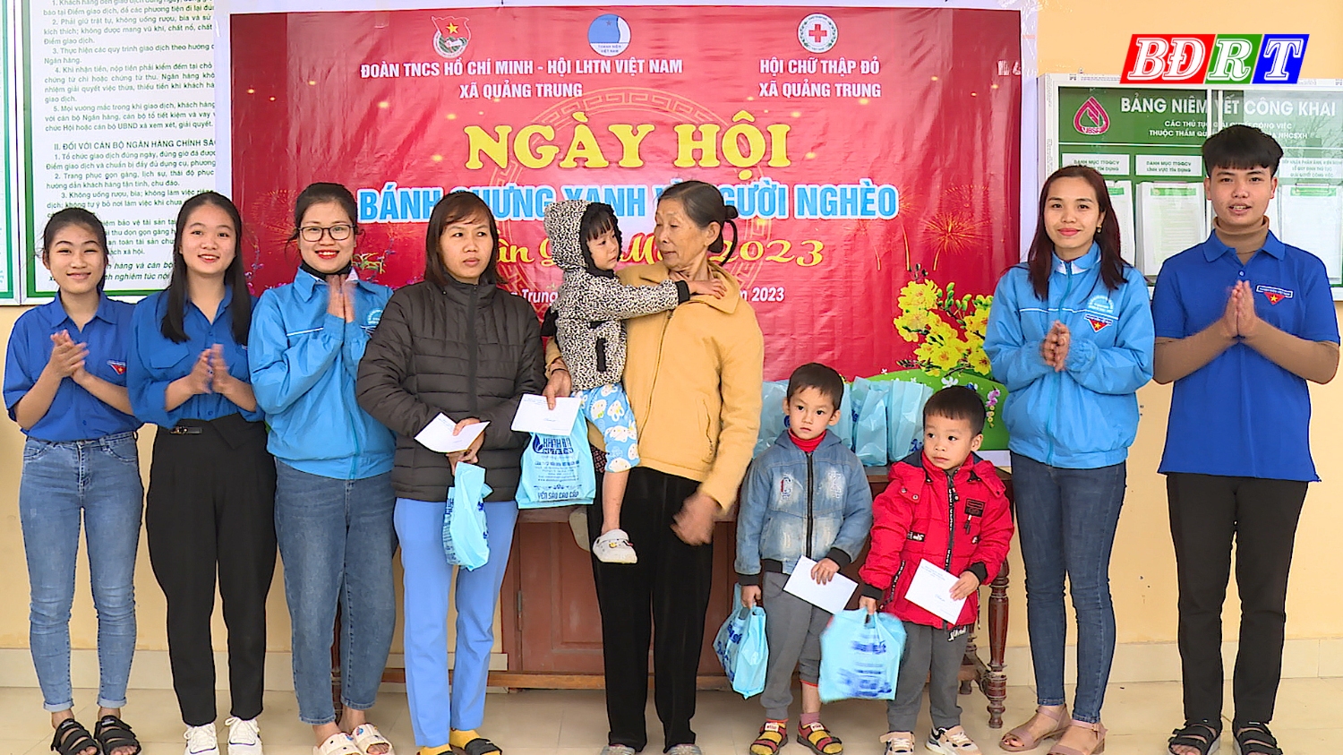 Đoàn thanh niên xã Quảng Trung tặng quà cho các em học sinh có hoàn cảnh khó khăn