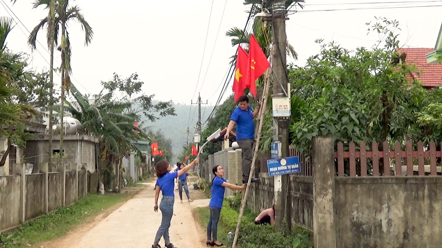 Đoàn thanh niên xã Quảng Trung thực hiện công trình “Thắp sáng đường quê” tại thôn Biểu Lệ.