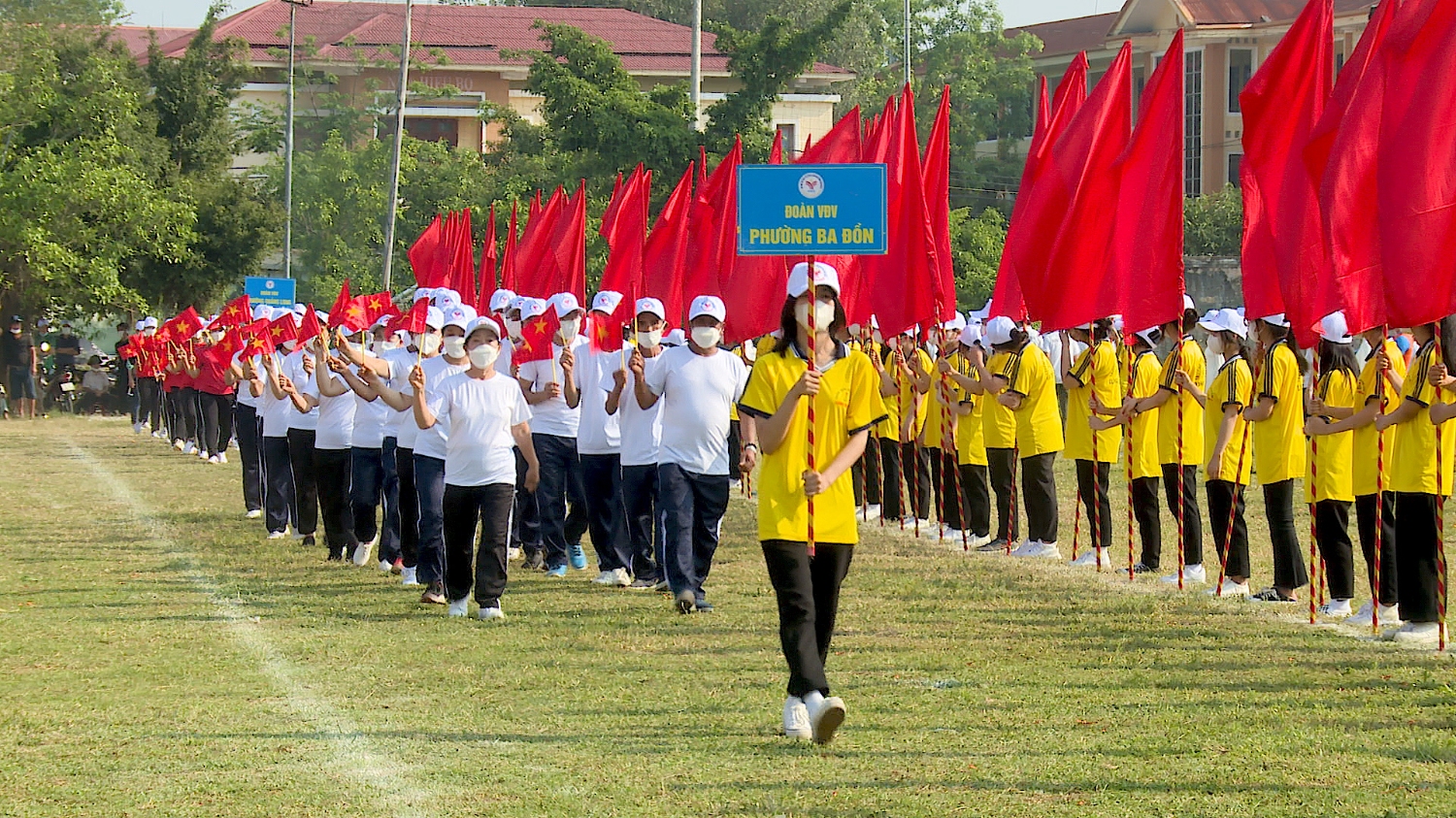 Đoàn VĐV xã, phường tham gia diễu hành