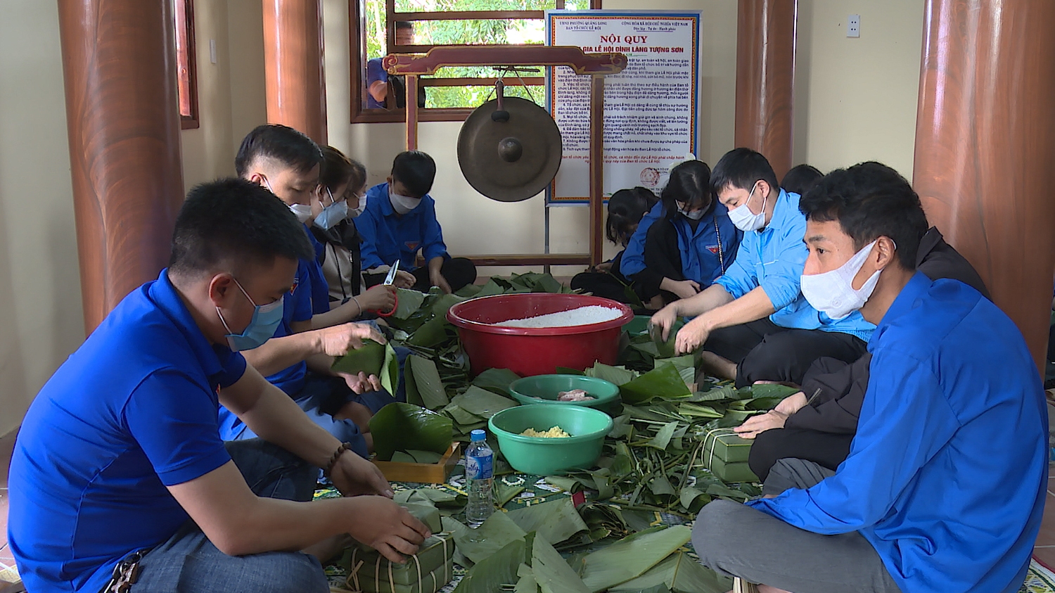 Đoàn viên phường Quảng Long tham gia gói bánh chưng tại Đình làng