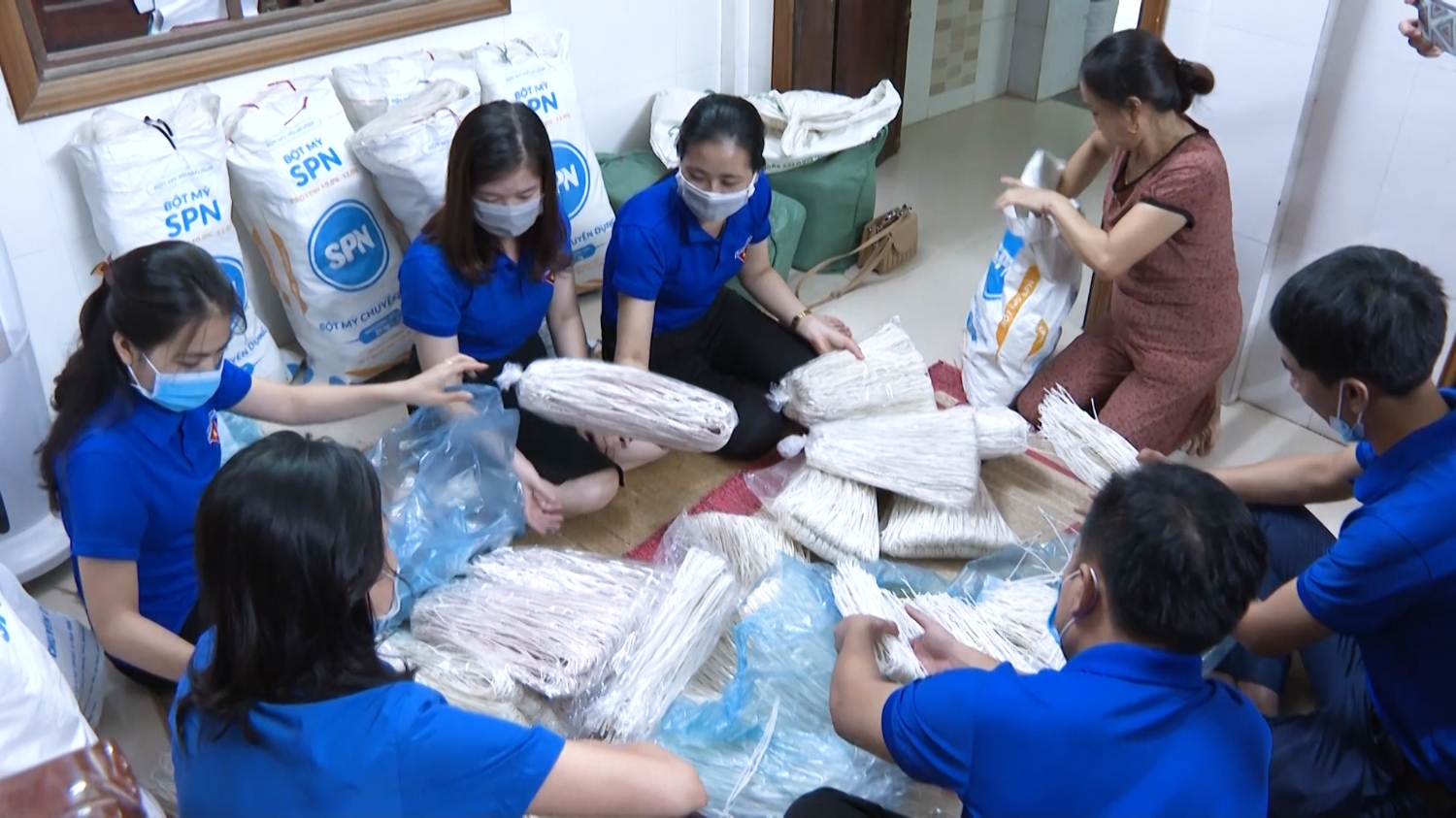 Đoàn viên tích cực đóng bao bột bánh canh để sớm chuyển cho các điểm cách ly tập trung tại TP Hồ Chí Minh