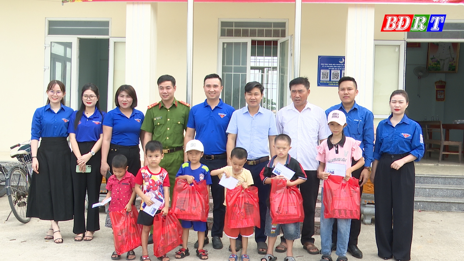 Đoàn xã Quảng Lộc đã trao tặng 6 suất quà cho các em có hoàn cảnh khó khăn trên địa bàn xã nhân dịp Quốc tế thiếu nhi 1 6
