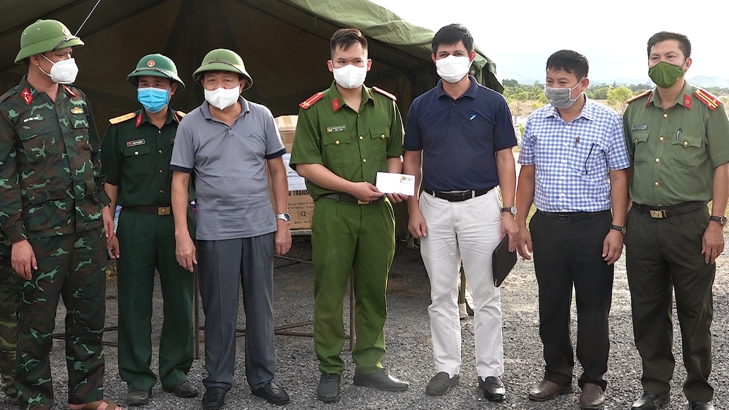 Doanh nghiệp Dũng Loan tặng quà cho chốt kiểm dịch Y tế phòng, chống dịch Covid-19 tại phường Quảng Long