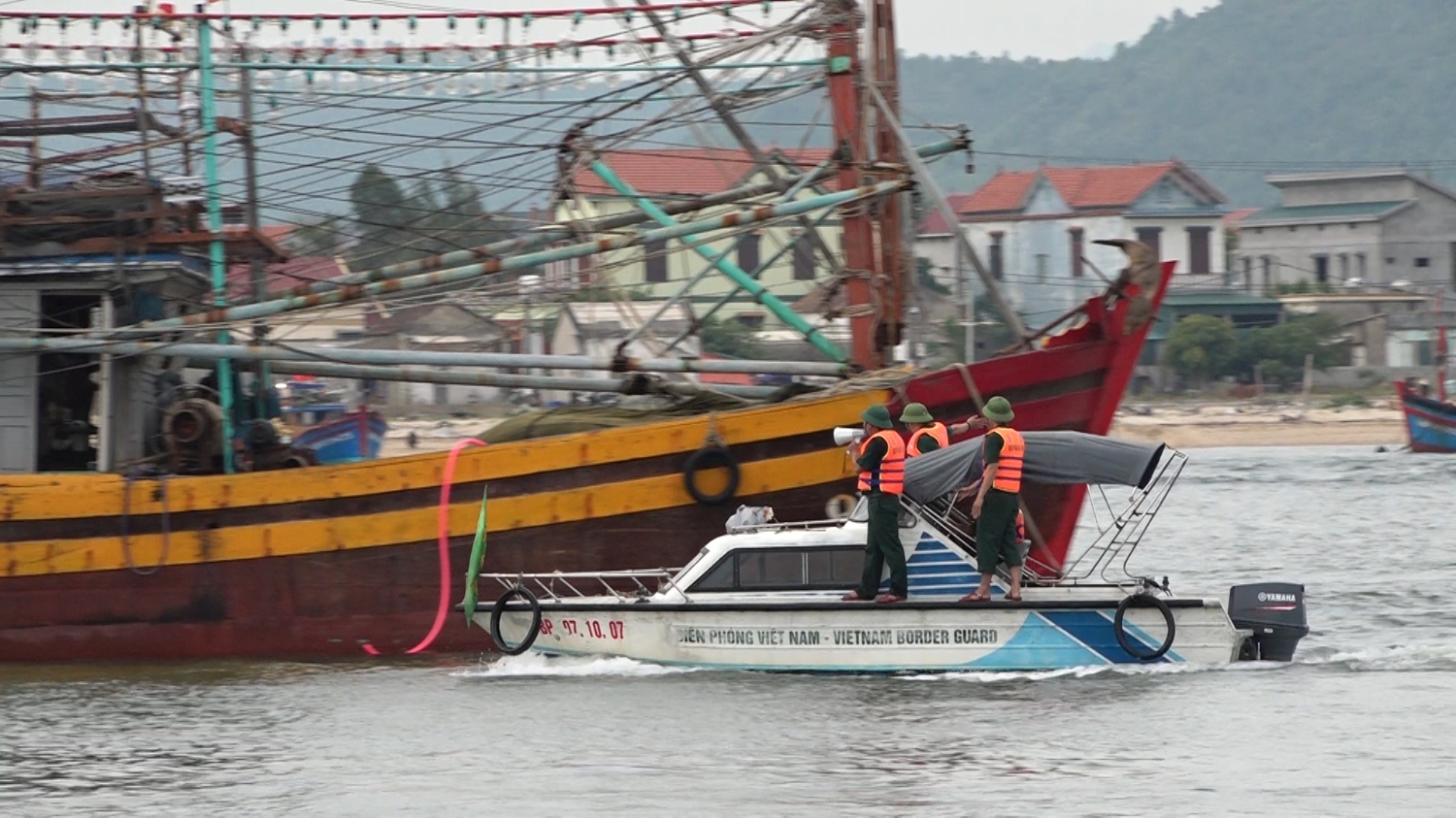 Đồn Biên phòng Cửa khẩu Cảng Gianh kêu gọi tàu thuyền vào tránh trú bão số 5.