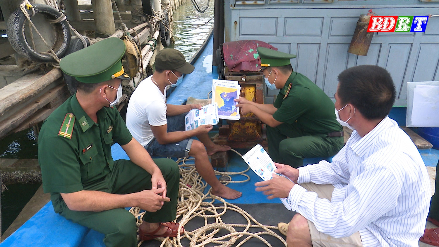 Đồn Biên phòng cửa khẩu cảng Gianh thường xuyên tuyên truyền, nâng cao ý thức cho ngư dân.