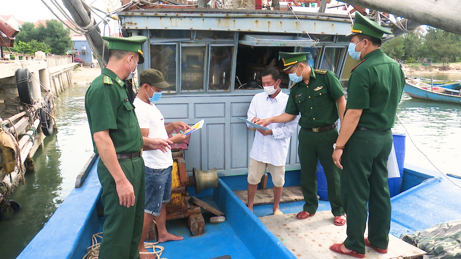 Đồn Biên phòng Cửa khẩu Cảng Gianh tuyên truyền về phòng chống khai thác IUU cho ngư dân.