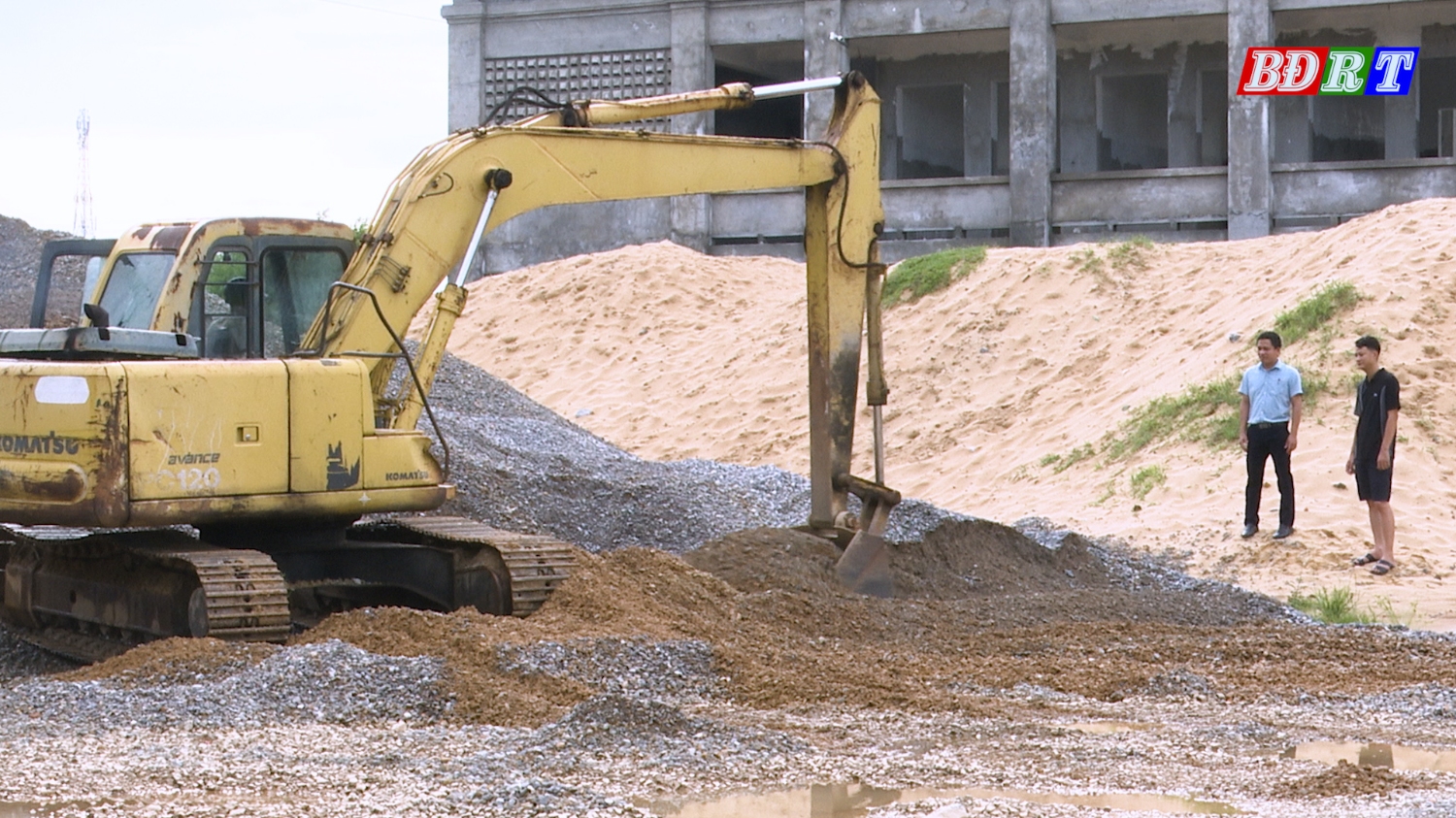 Đơn vị thi công tiến hành san lấp mặt bằng, xây dựng khuôn viên sân UBND phường.