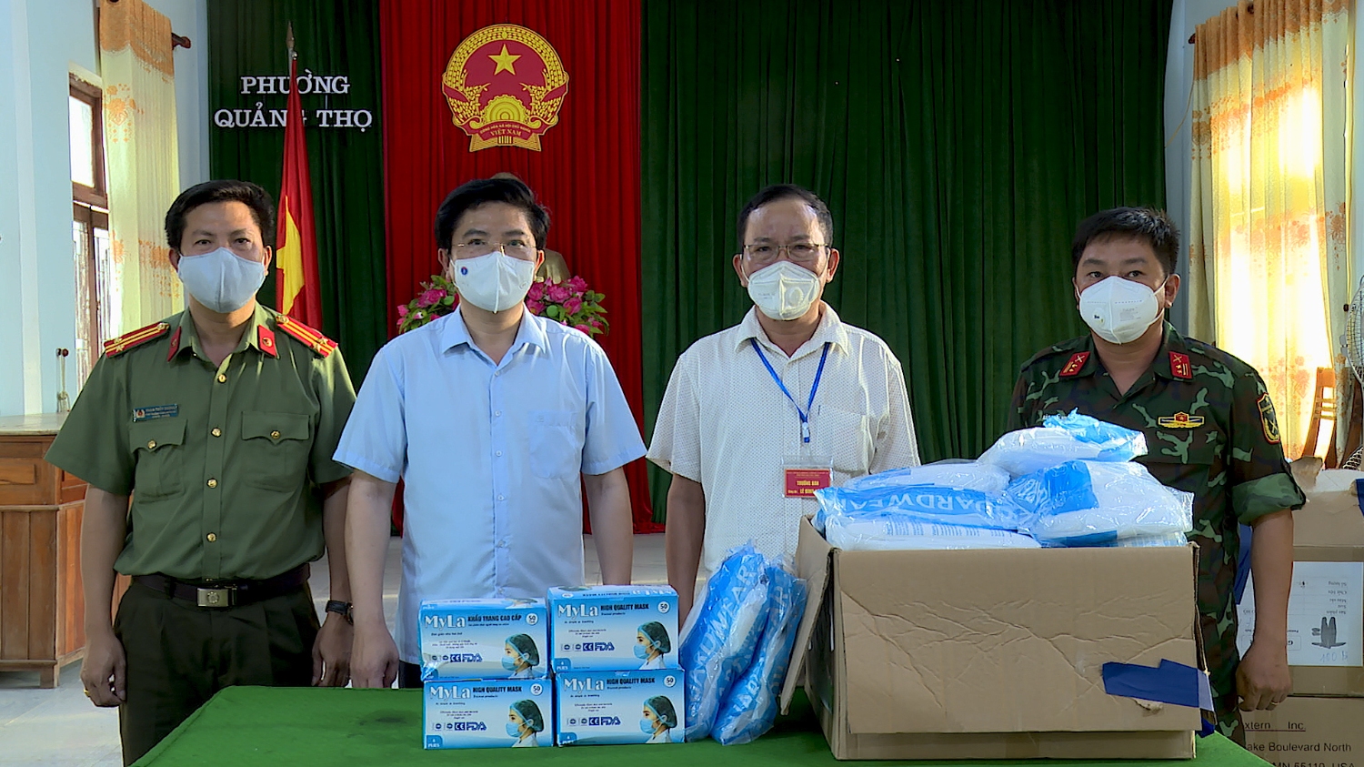 Đồng chí Bí thư tặng khẩu trang, kính chống giọt bắn, quần áo bảo hộ cho các lực lượng làm nhiệm vụ tại phường Quảng Thọ