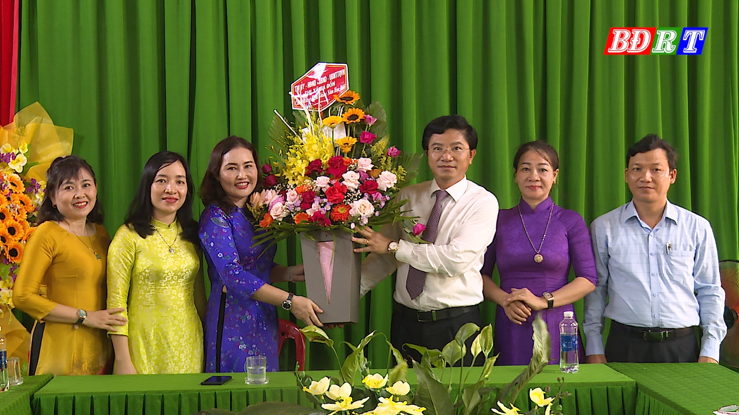 Đồng chí Bí thư Thị ủy Ba Đồn tặng hoa chúc mừng khai giảng năm học mới tại trường mầm non Ba Đồn